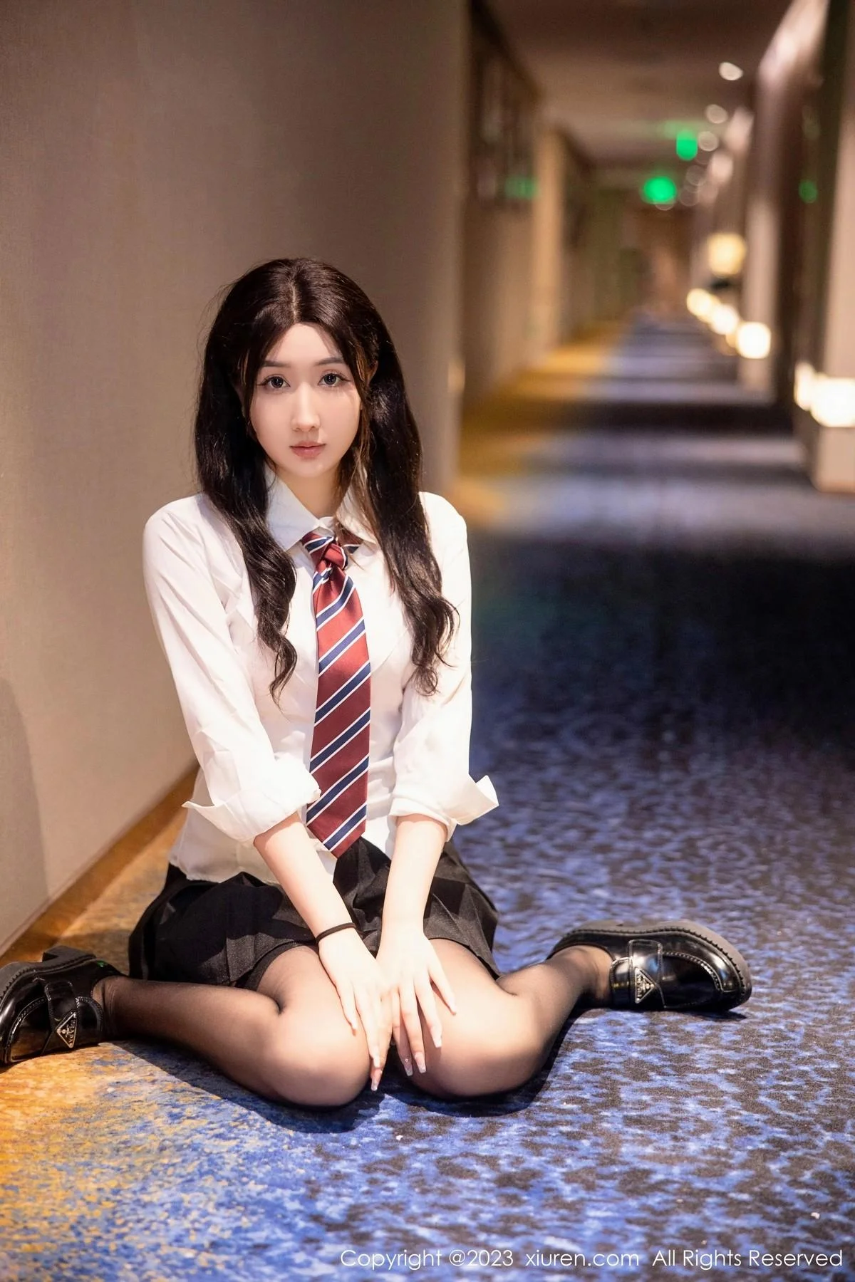 江真真性感白T配黑短裙露粉色蕾丝内衣黑丝吊袜绝美写真 第 4 张