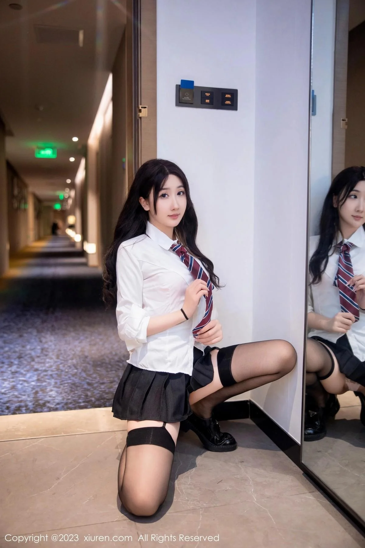 江真真性感白T配黑短裙露粉色蕾丝内衣黑丝吊袜绝美写真 第 9 张