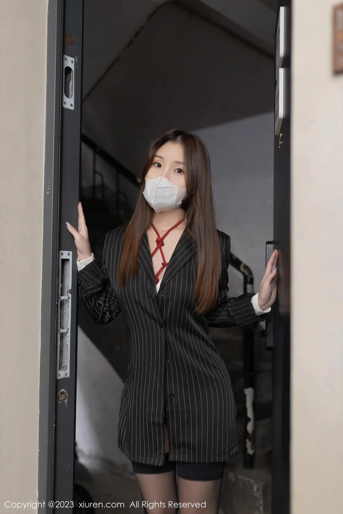 杏子Yada性格白色高开叉服饰情趣捆绑秀曼妙身姿绝美写真 第 1 张