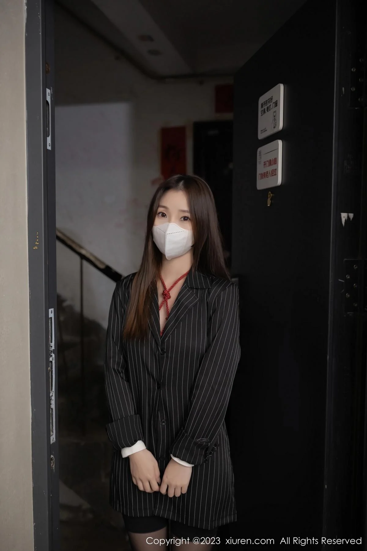 杏子Yada性格白色高开叉服饰情趣捆绑秀曼妙身姿绝美写真 第 2 张