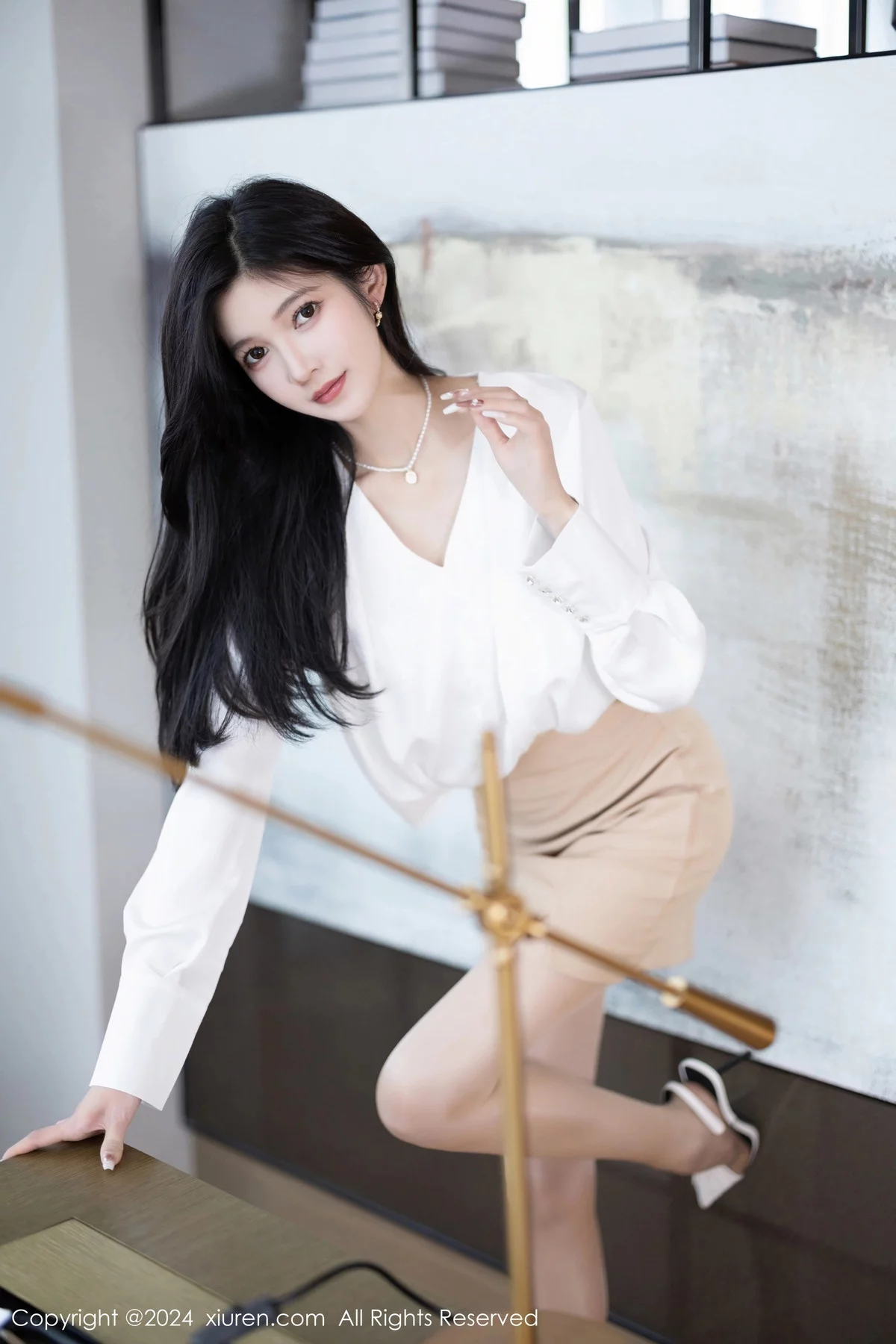 程程程白上衣配杏色短裙露性感白色内衣秀苗条身材迷人写真 第 11 张