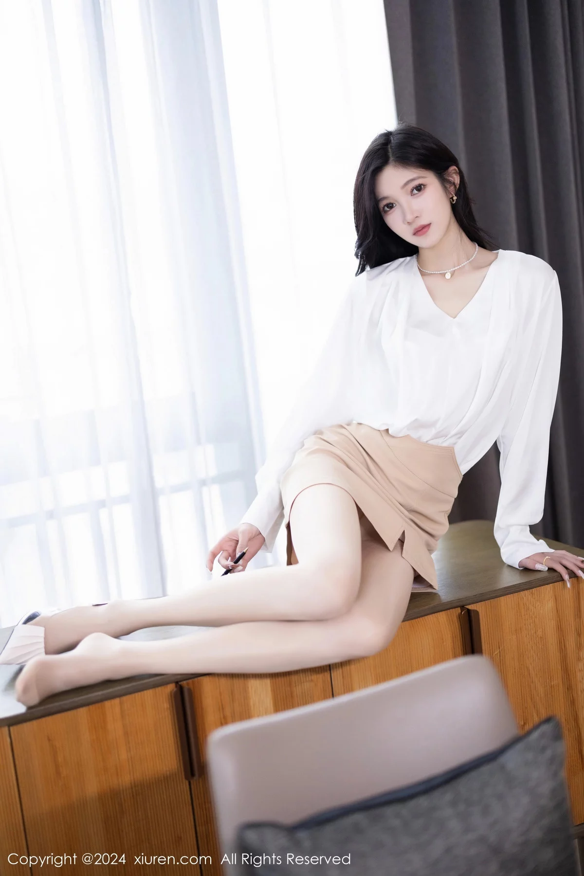程程程白上衣配杏色短裙露性感白色内衣秀苗条身材迷人写真 第 18 张