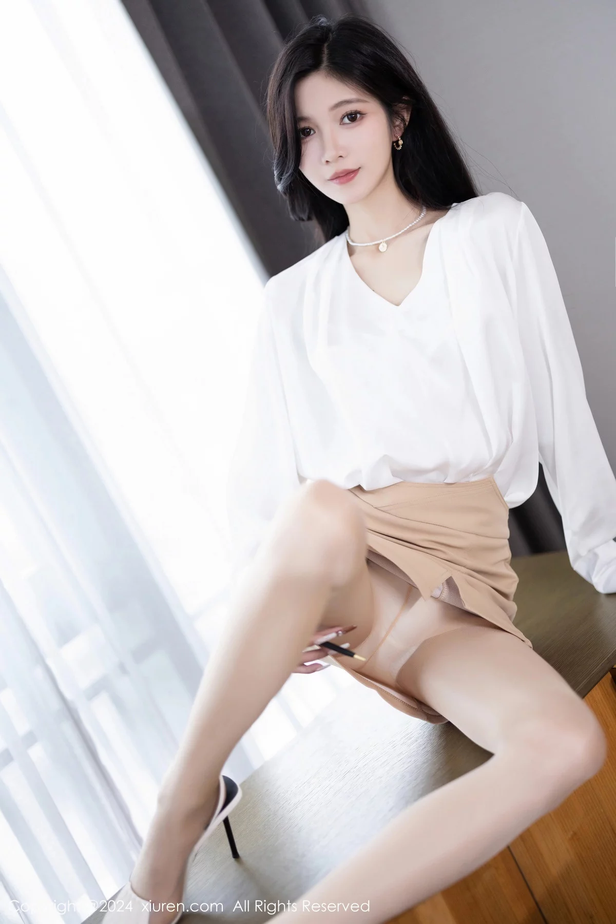程程程白上衣配杏色短裙露性感白色内衣秀苗条身材迷人写真 第 19 张
