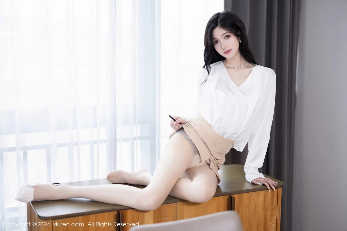 程程程白上衣配杏色短裙露性感白色内衣秀苗条身材迷人写真 第 22 张