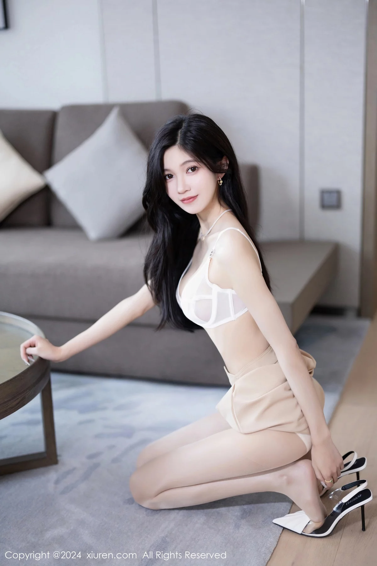 程程程白上衣配杏色短裙露性感白色内衣秀苗条身材迷人写真 第 34 张