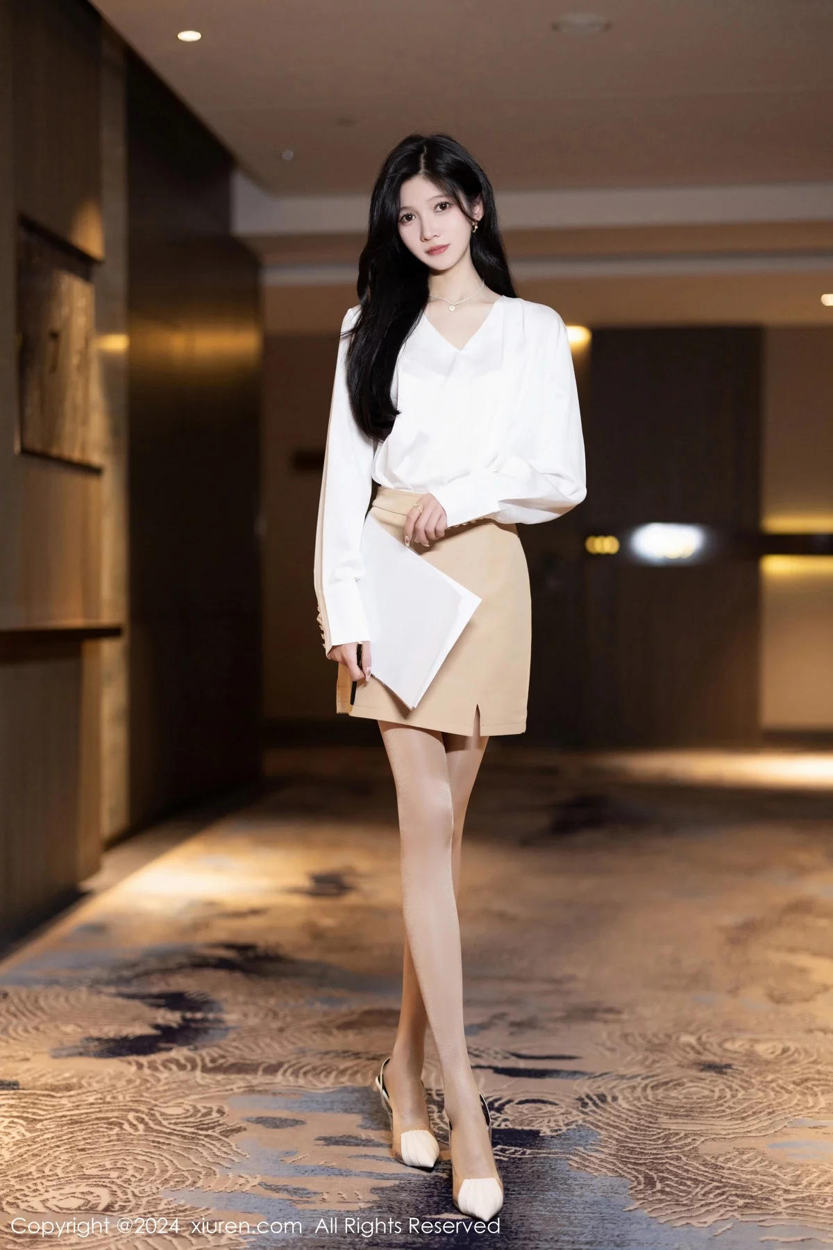 程程程白上衣配杏色短裙露性感白色内衣秀苗条身材迷人写真 第 4 张