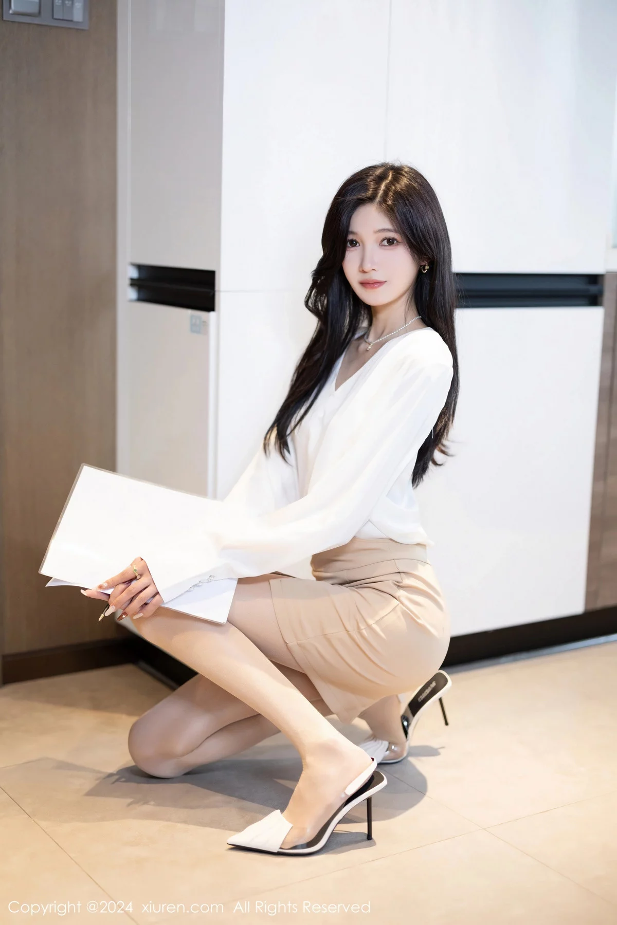 程程程白上衣配杏色短裙露性感白色内衣秀苗条身材迷人写真 第 8 张