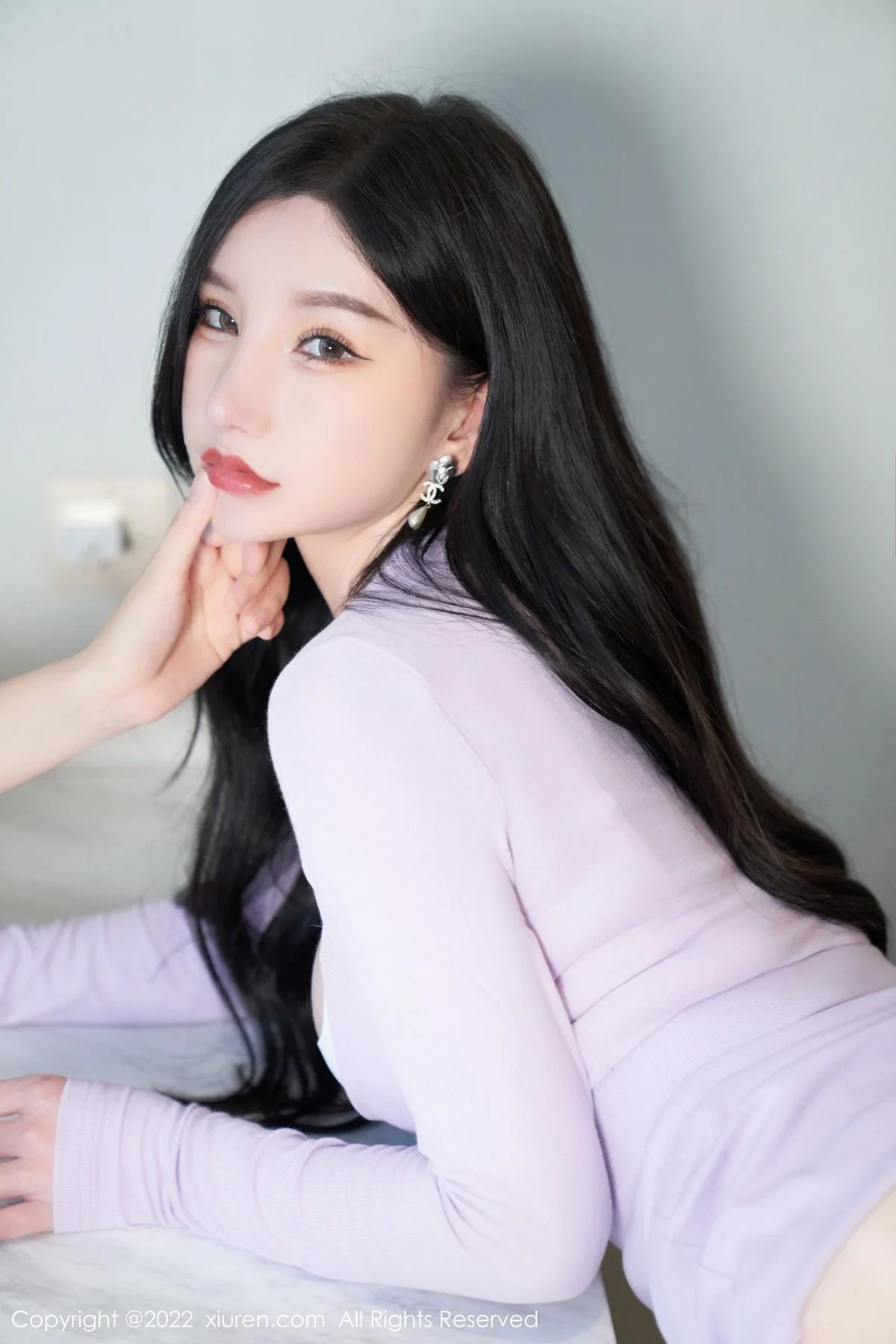 周于希Sally性感紫色收身连衣短裙配闪亮肉丝迷人绝美写真 第 73 张