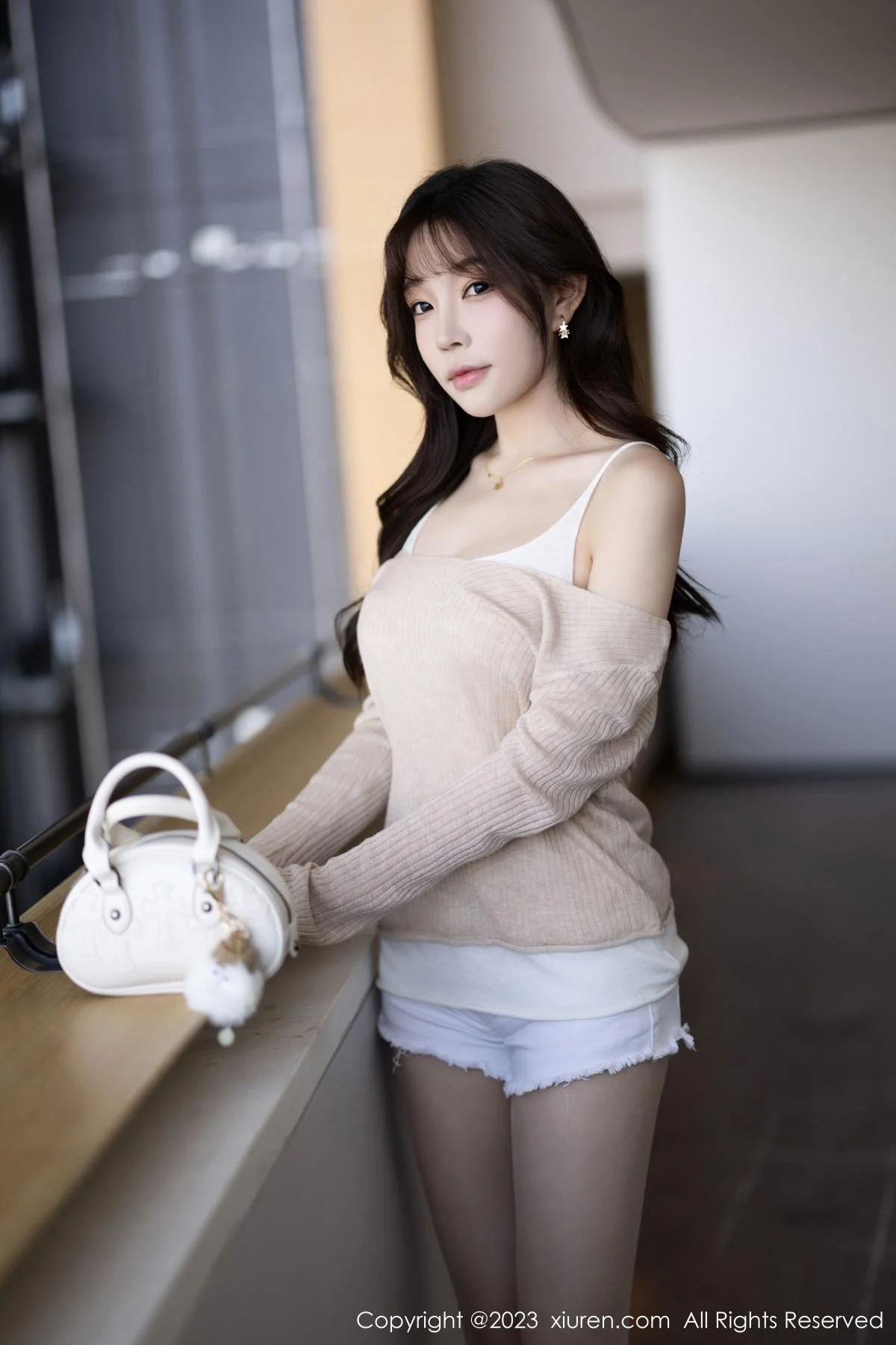 徐莉芝Booty性感暖灰色上衣配白色短裤秀曼妙身姿绝美写真 第 1 张