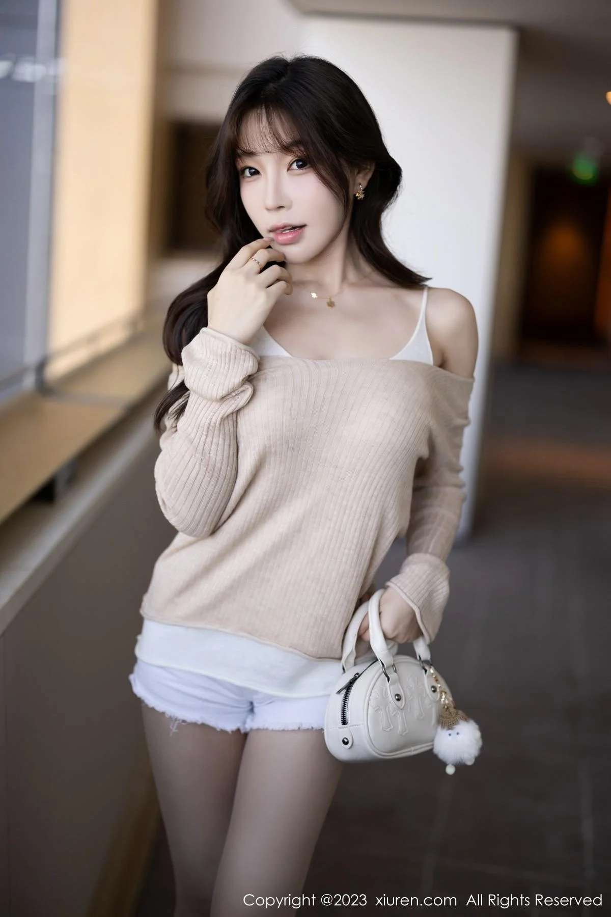 徐莉芝Booty性感暖灰色上衣配白色短裤秀曼妙身姿绝美写真 第 14 张