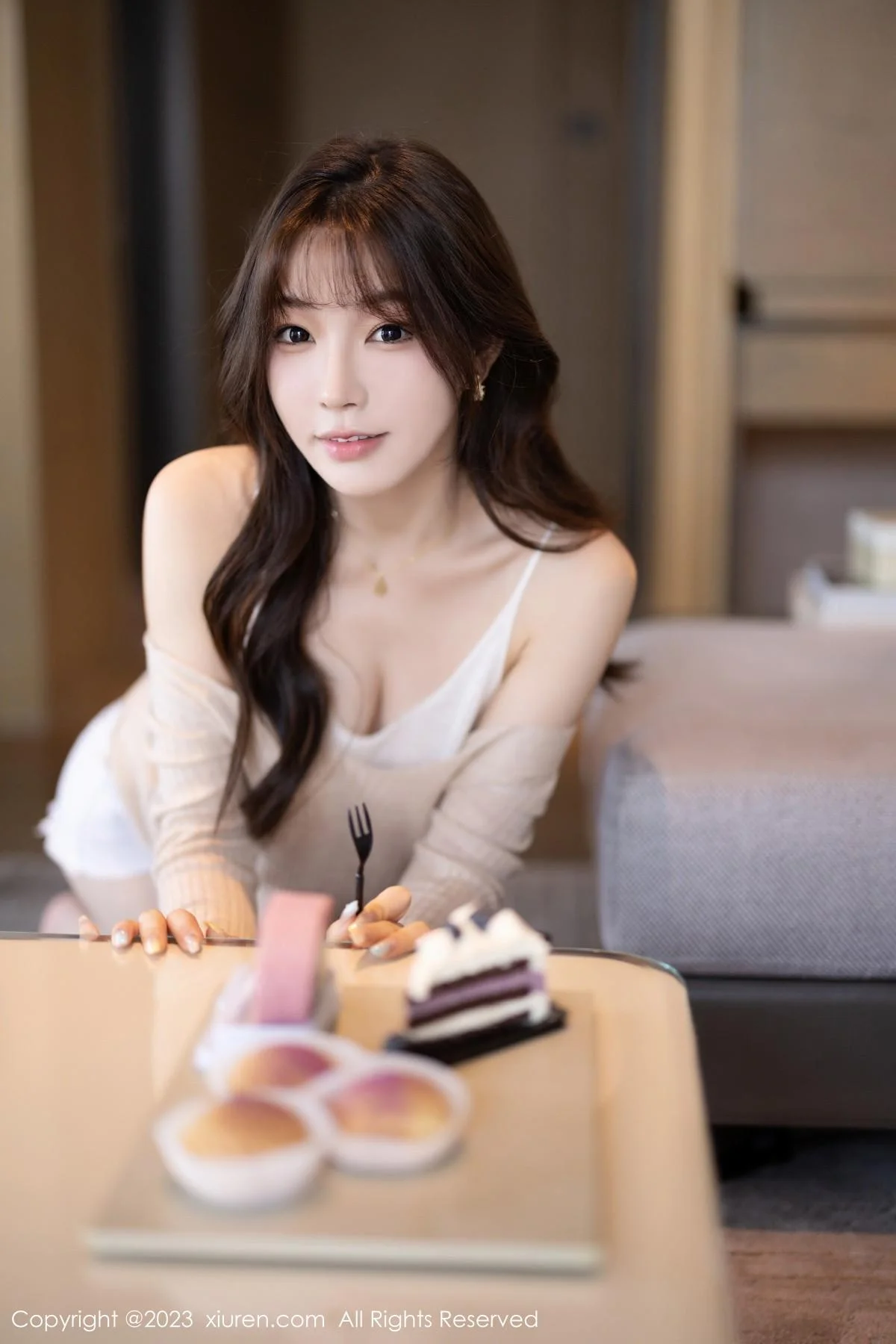 徐莉芝Booty性感暖灰色上衣配白色短裤秀曼妙身姿绝美写真 第 20 张