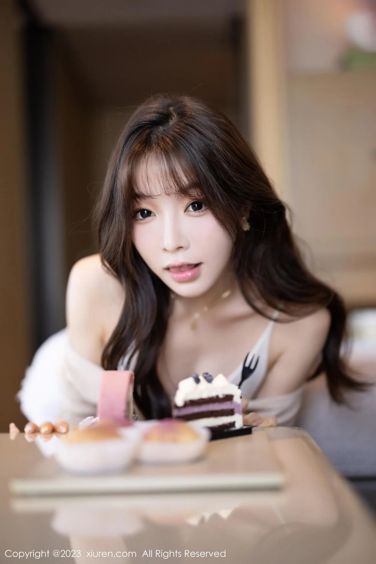 徐莉芝Booty性感暖灰色上衣配白色短裤秀曼妙身姿绝美写真 第 21 张