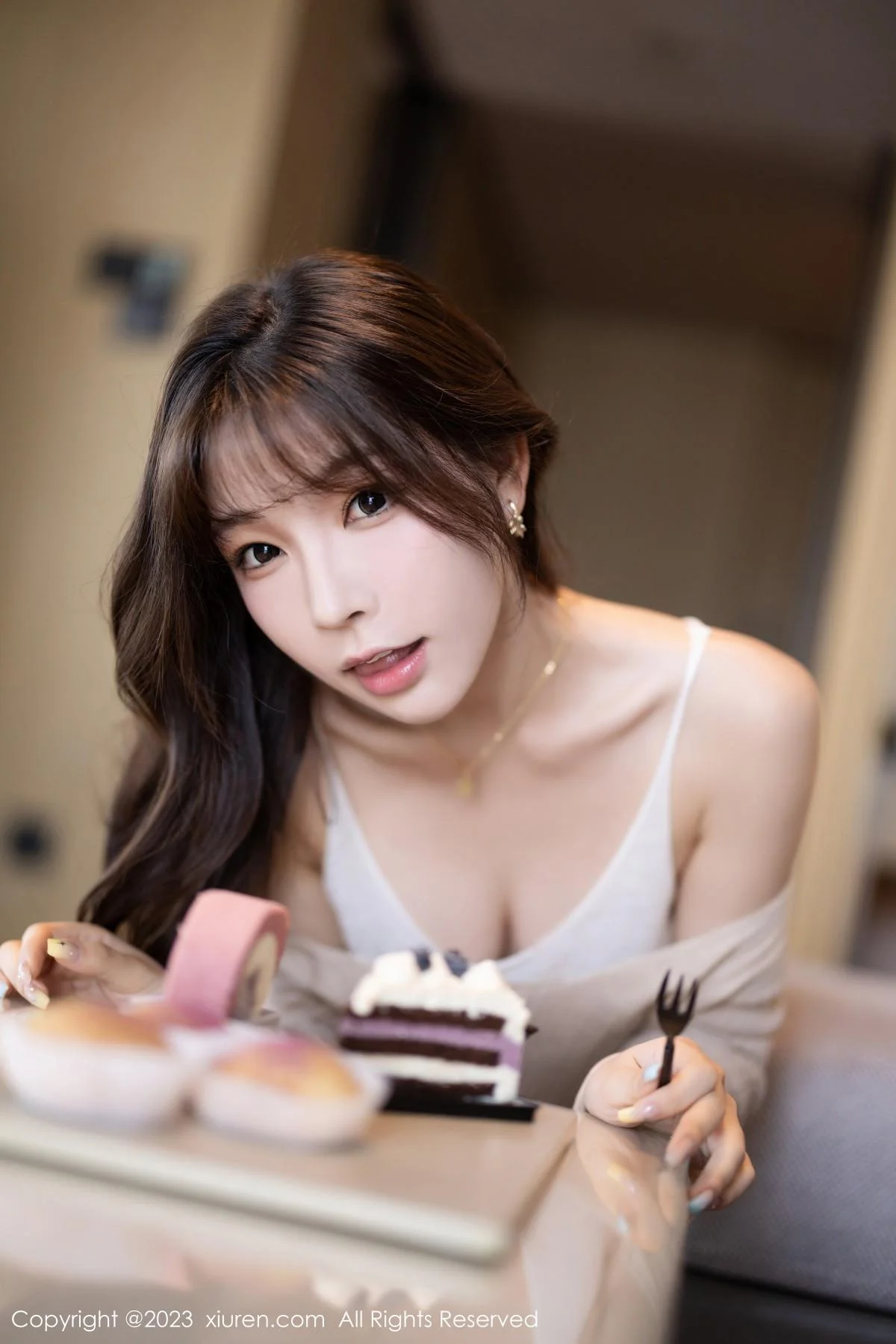 徐莉芝Booty性感暖灰色上衣配白色短裤秀曼妙身姿绝美写真 第 22 张