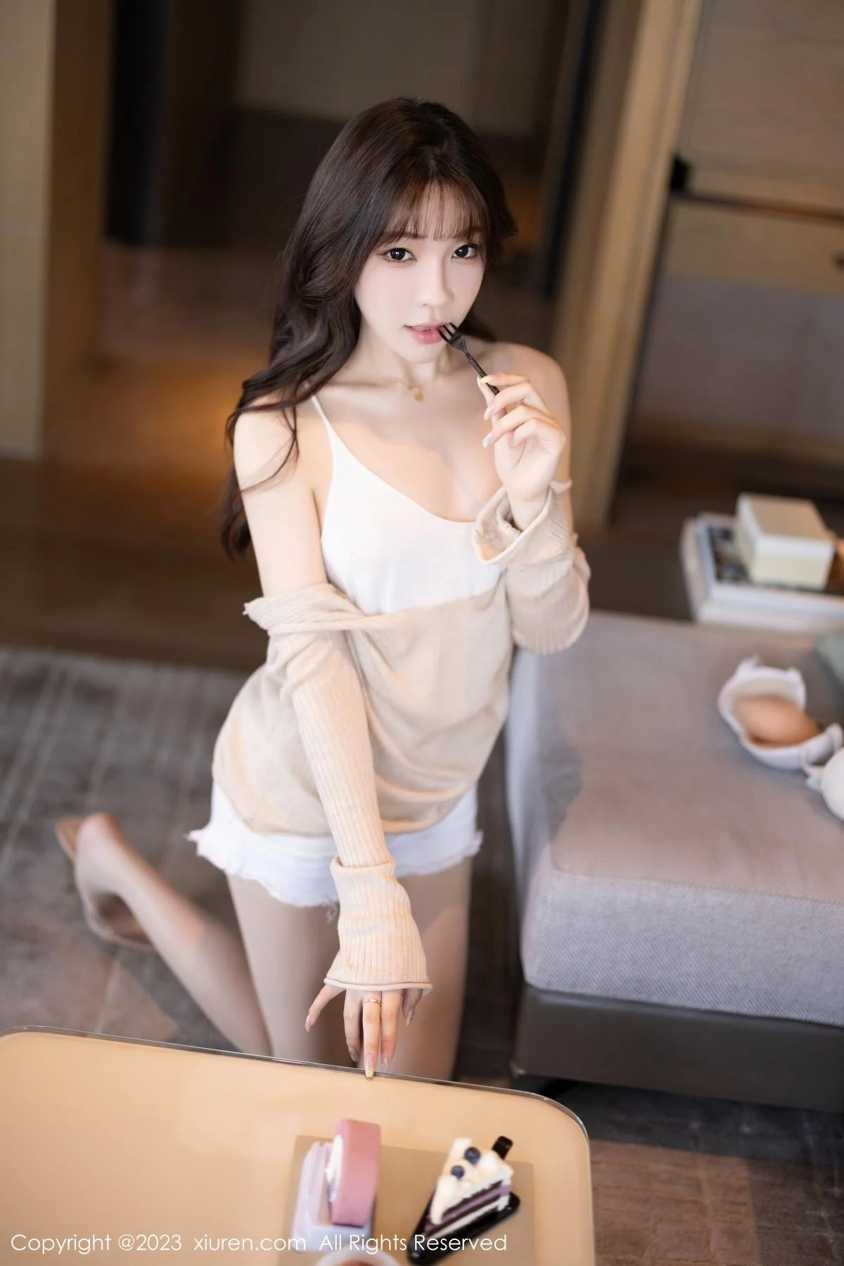 徐莉芝Booty性感暖灰色上衣配白色短裤秀曼妙身姿绝美写真 第 23 张