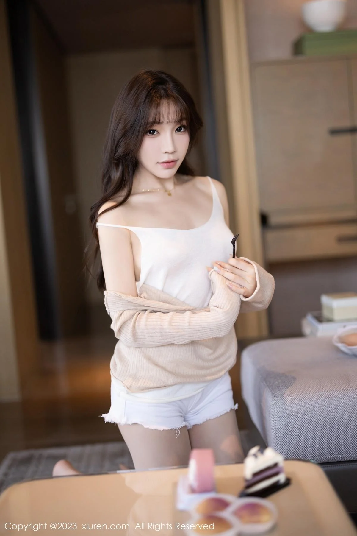 徐莉芝Booty性感暖灰色上衣配白色短裤秀曼妙身姿绝美写真 第 24 张