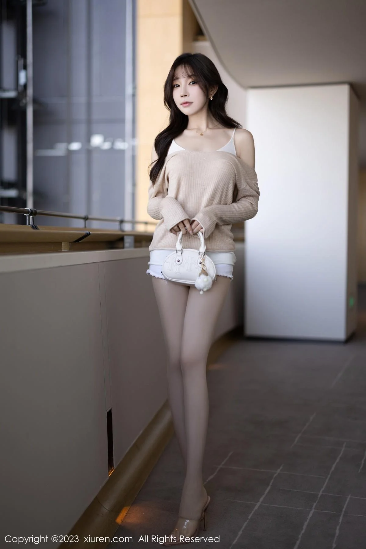 徐莉芝Booty性感暖灰色上衣配白色短裤秀曼妙身姿绝美写真 第 3 张