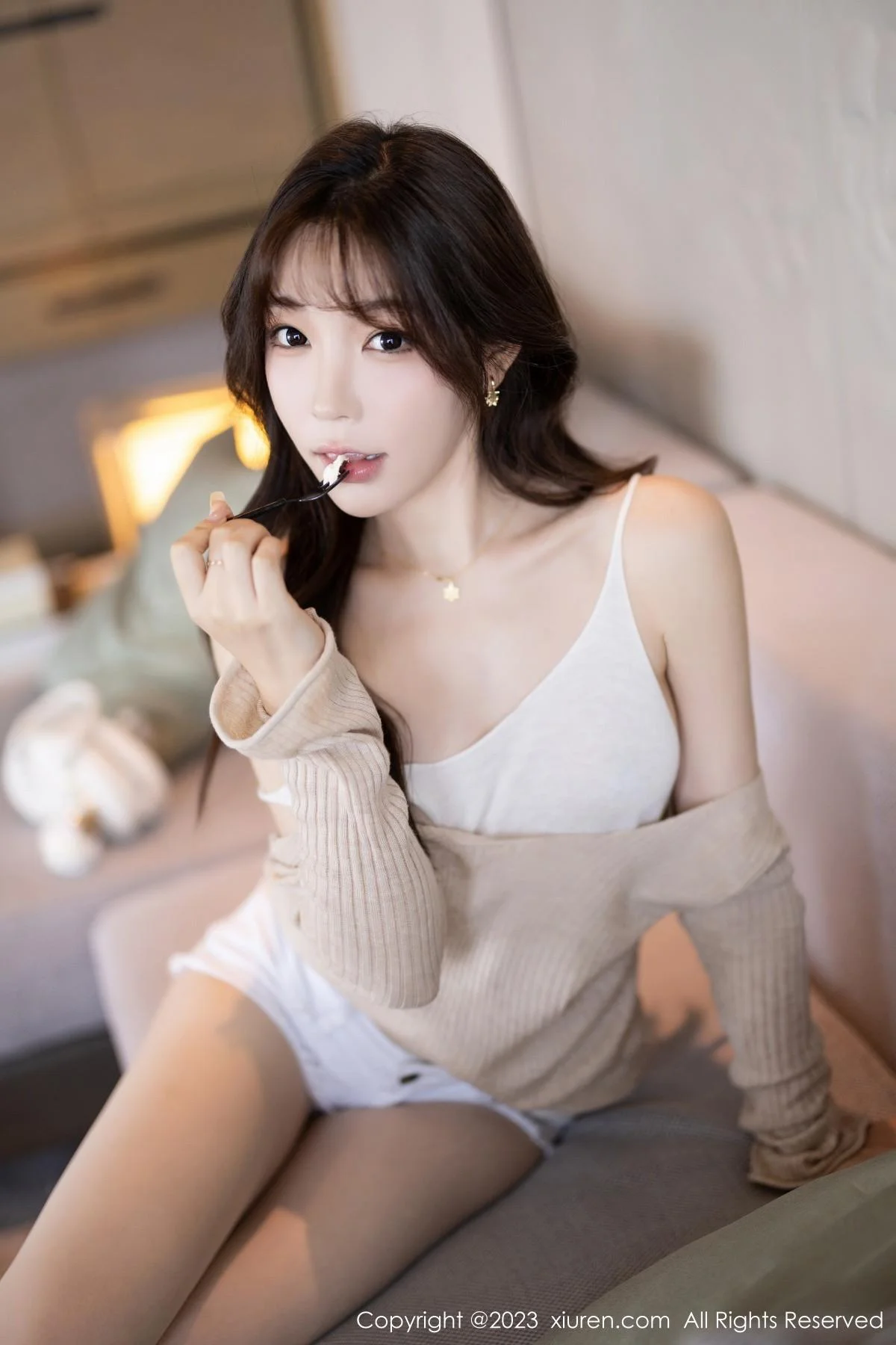 徐莉芝Booty性感暖灰色上衣配白色短裤秀曼妙身姿绝美写真 第 30 张