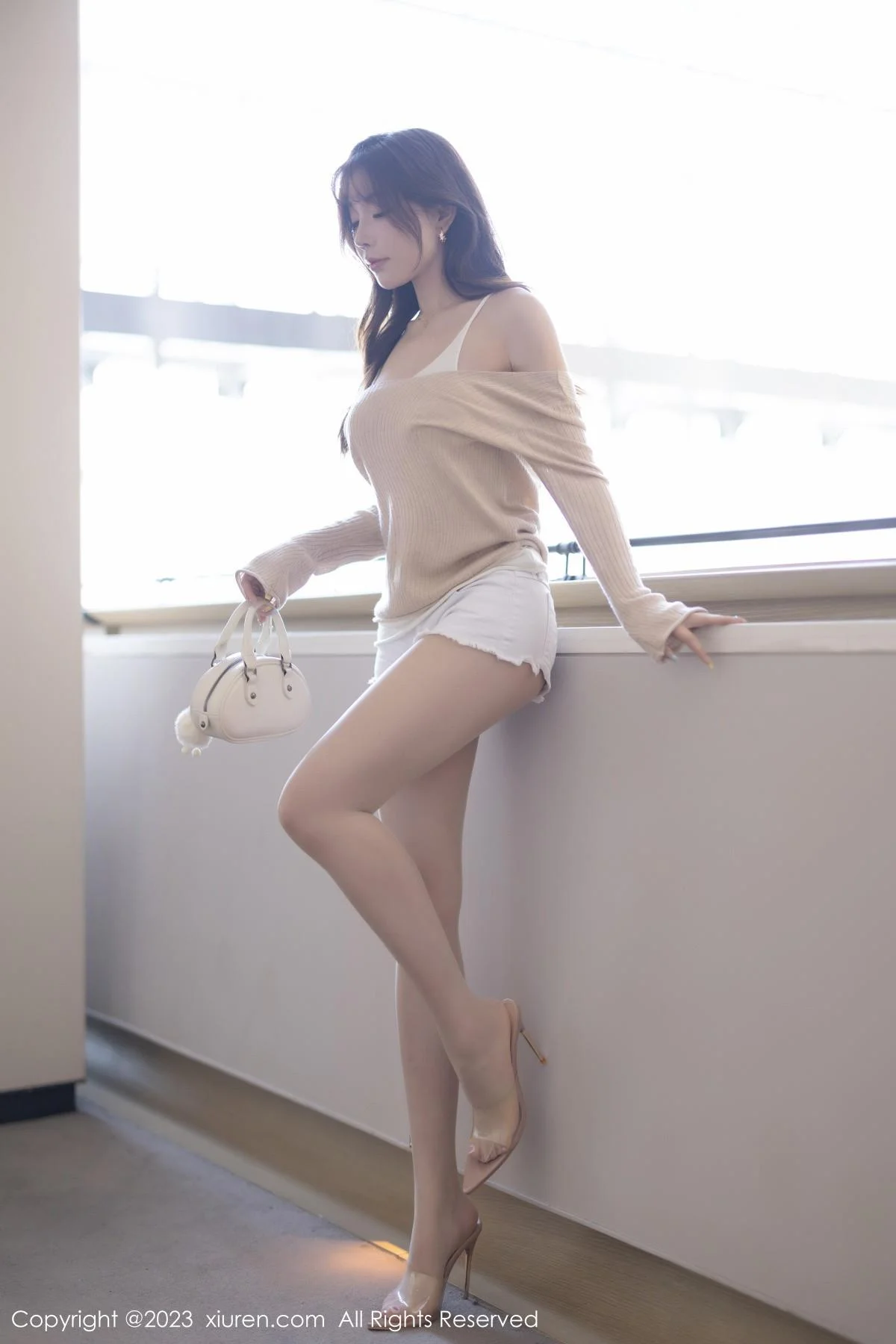 徐莉芝Booty性感暖灰色上衣配白色短裤秀曼妙身姿绝美写真 第 5 张
