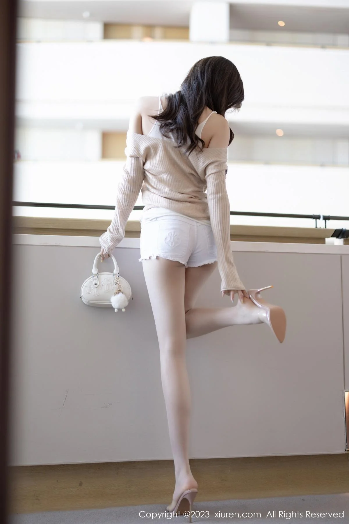 徐莉芝Booty性感暖灰色上衣配白色短裤秀曼妙身姿绝美写真 第 6 张