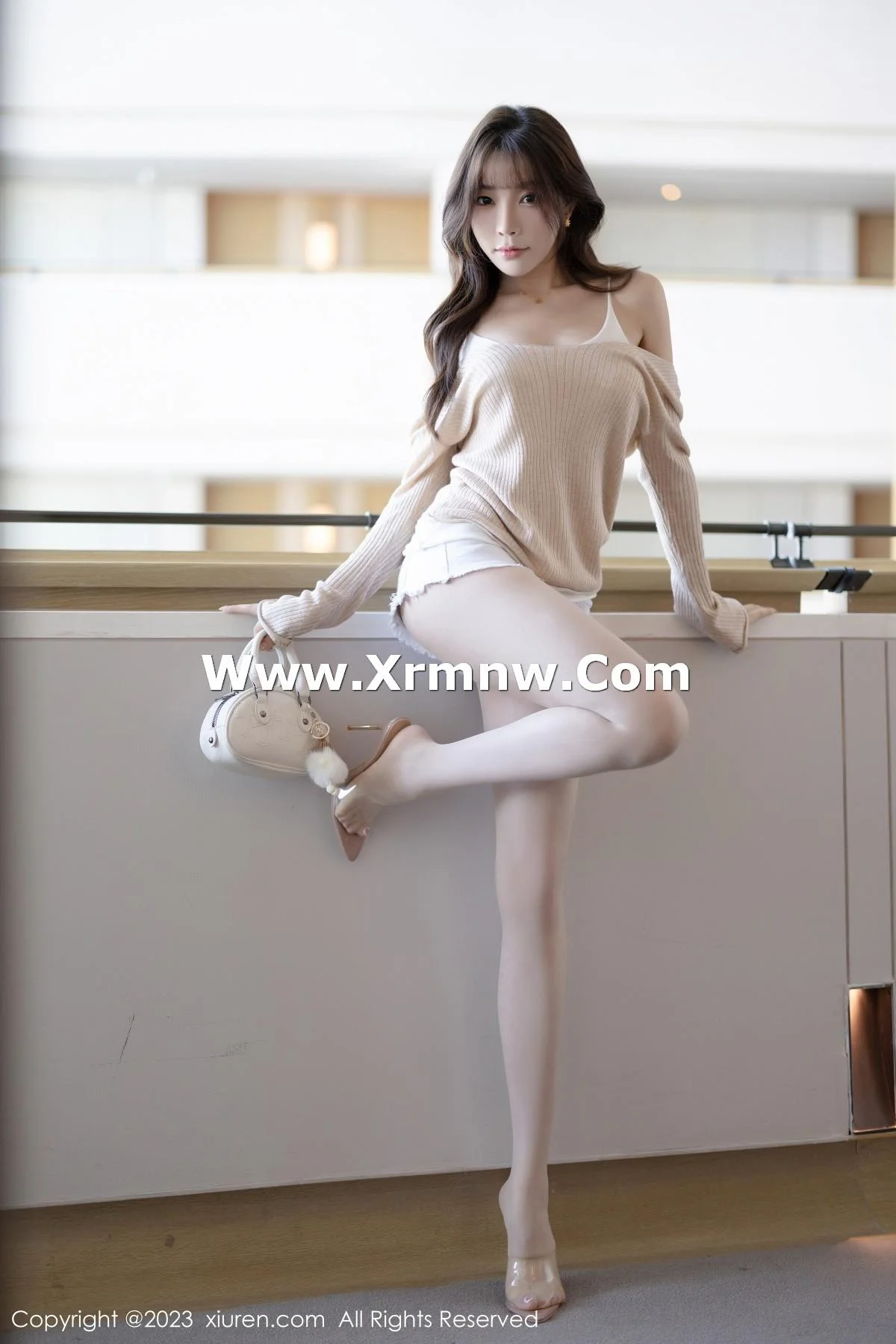 徐莉芝Booty性感暖灰色上衣配白色短裤秀曼妙身姿绝美写真 第 7 张