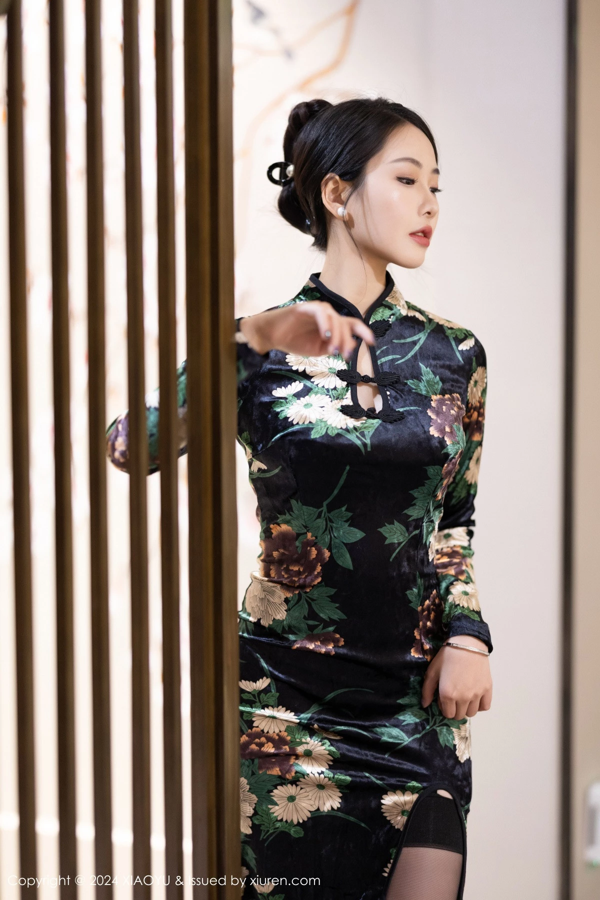 苏苏阿性感黑色旗袍露黑色蕾丝内衣配超薄黑丝迷人绝美写真 第 14 张