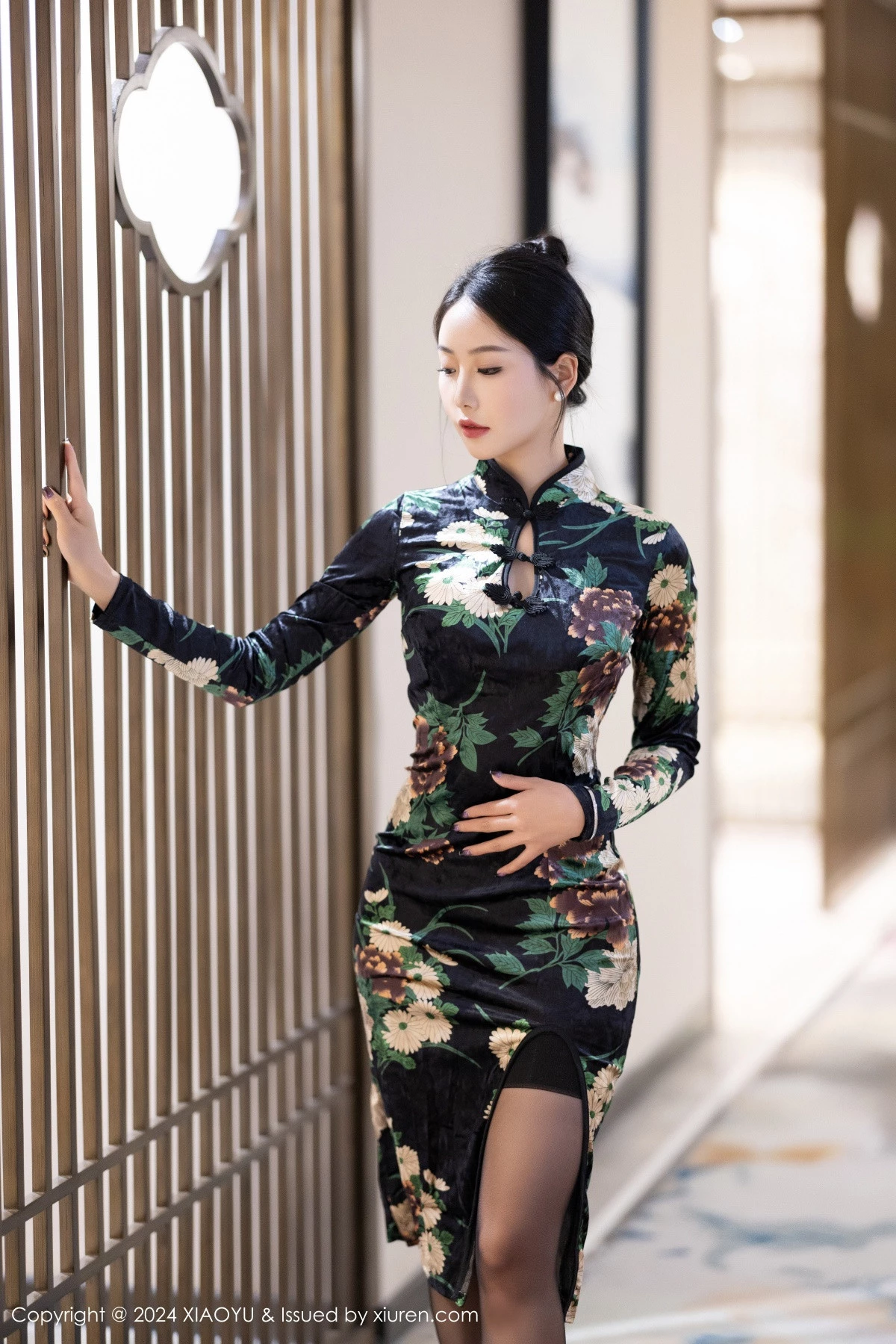 苏苏阿性感黑色旗袍露黑色蕾丝内衣配超薄黑丝迷人绝美写真 第 3 张