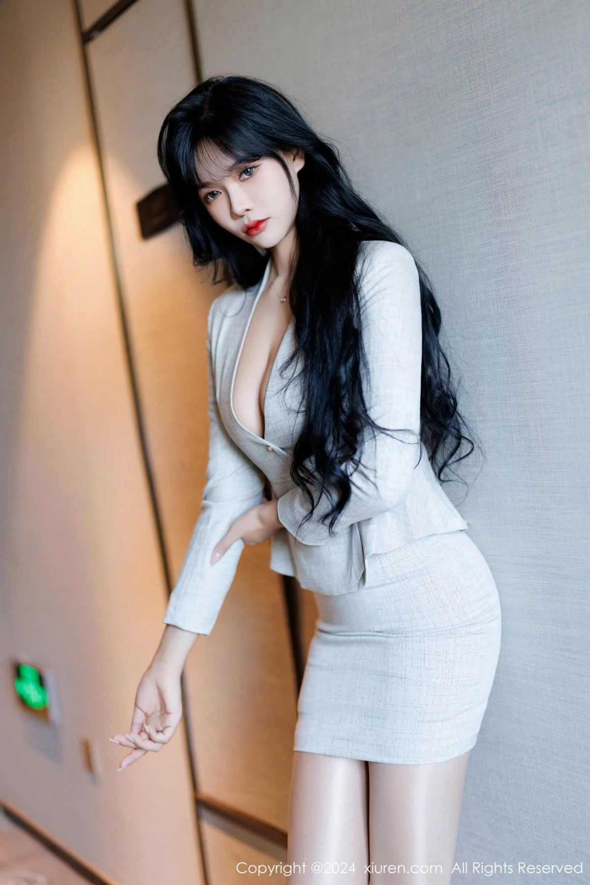 娜比性感浅色OL服饰配闪亮无内肉丝秀凹凸身材惹火绝美写真 第 13 张
