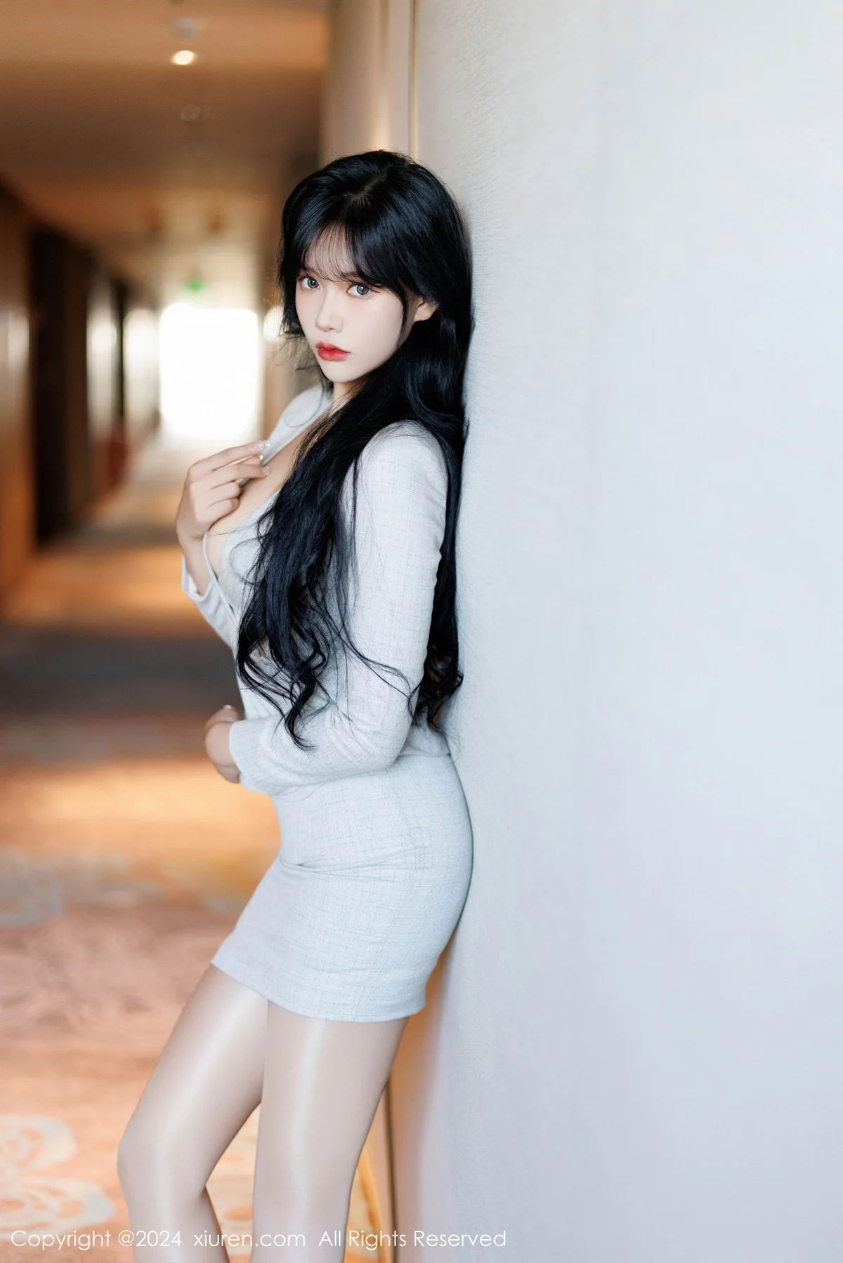 娜比性感浅色OL服饰配闪亮无内肉丝秀凹凸身材惹火绝美写真 第 15 张