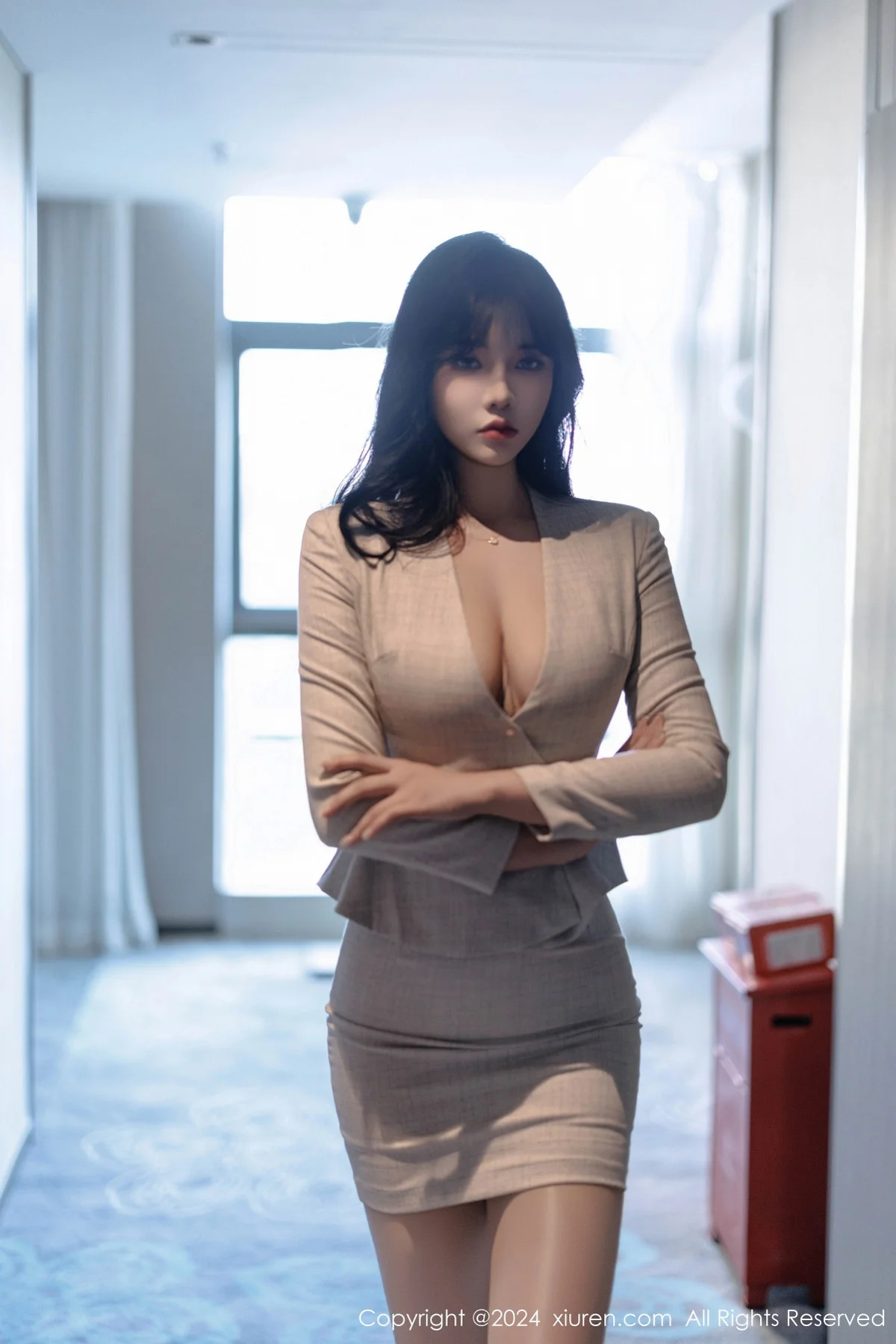 娜比性感浅色OL服饰配闪亮无内肉丝秀凹凸身材惹火绝美写真 第 36 张