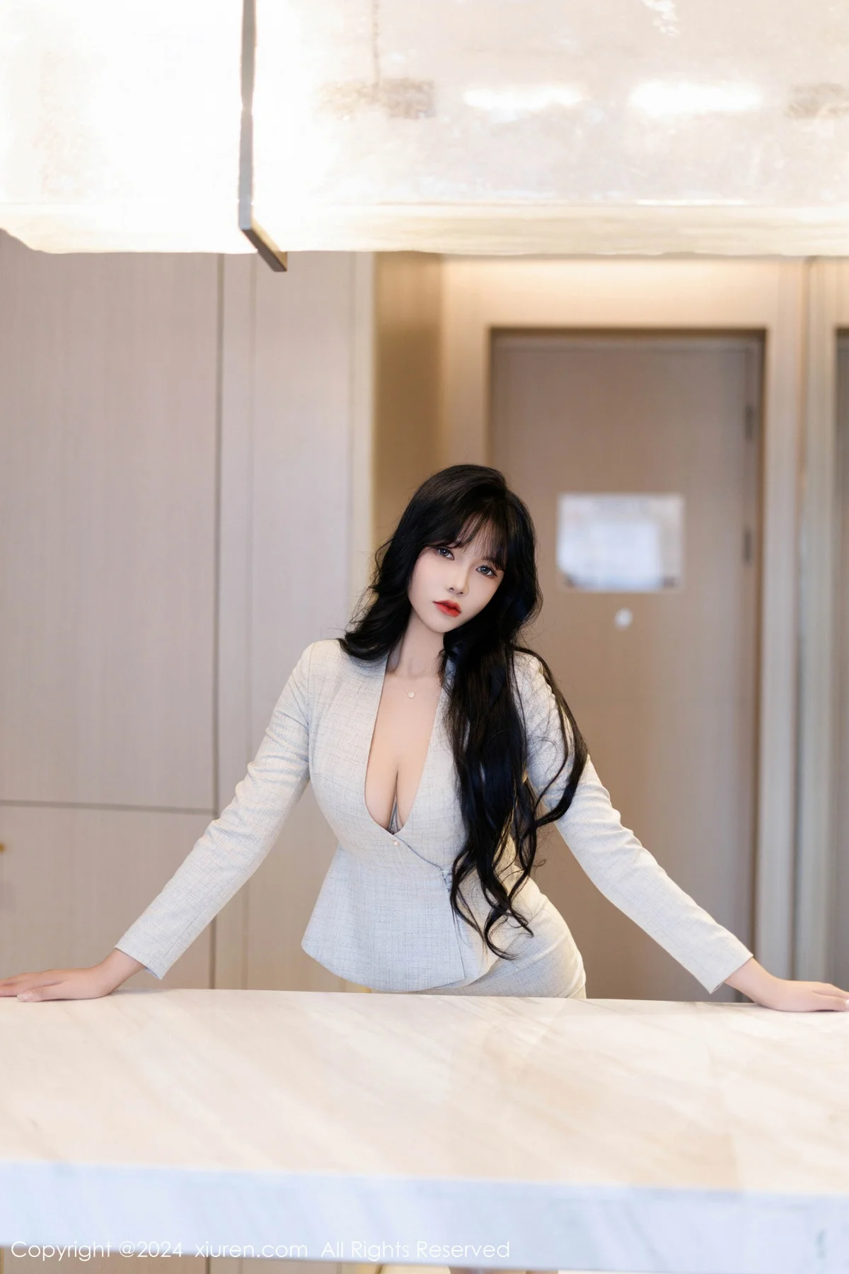 娜比性感浅色OL服饰配闪亮无内肉丝秀凹凸身材惹火绝美写真 第 43 张