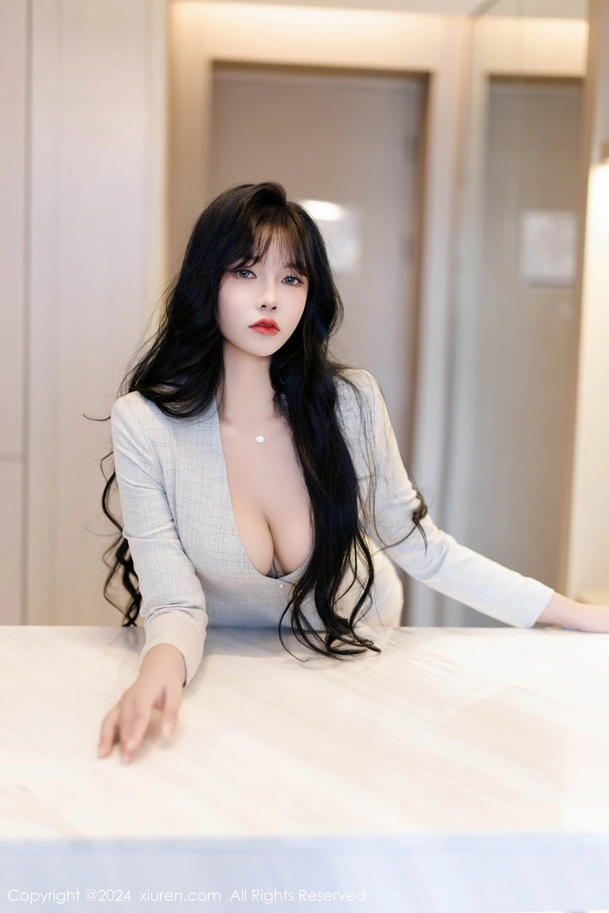 娜比性感浅色OL服饰配闪亮无内肉丝秀凹凸身材惹火绝美写真 第 47 张