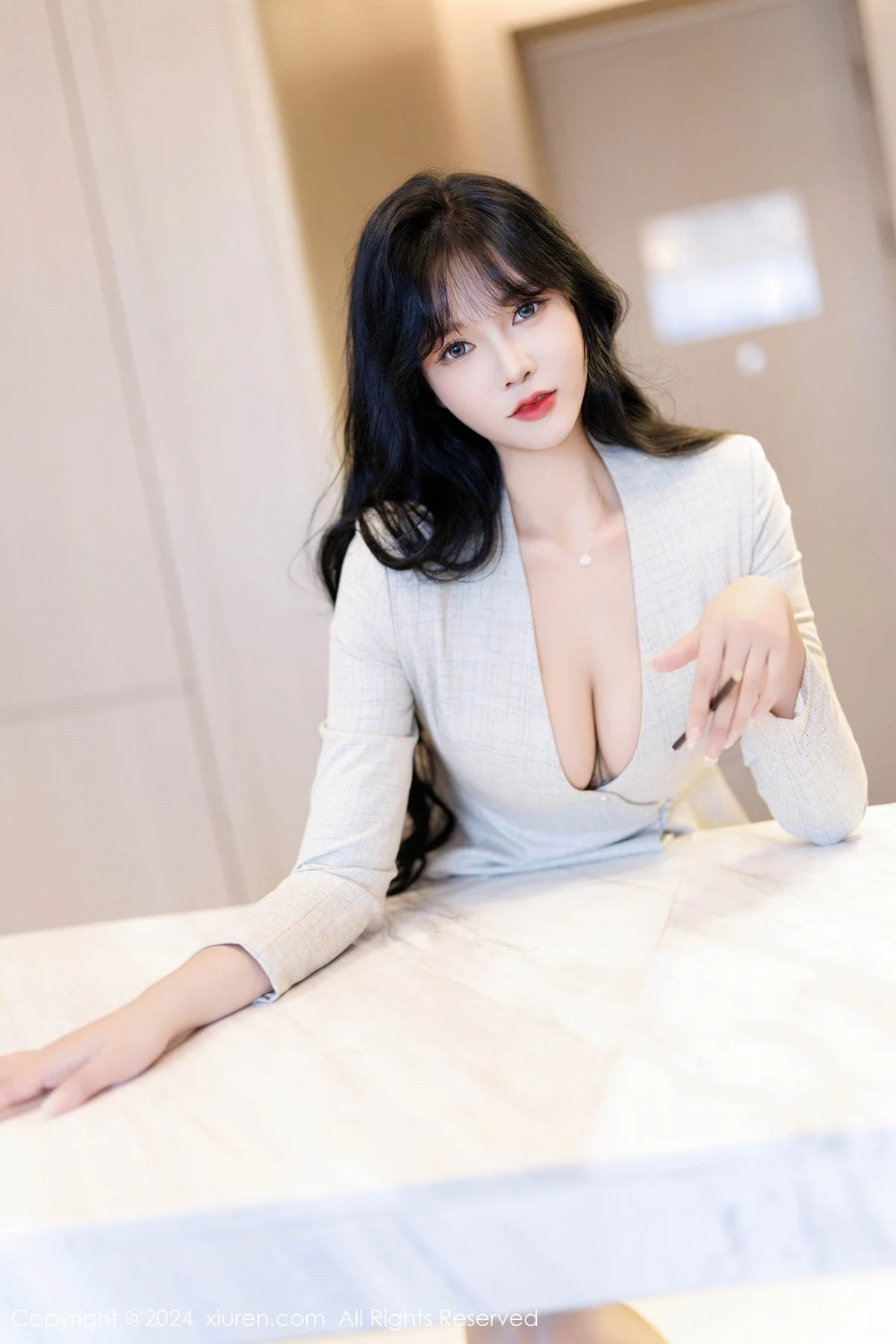 娜比性感浅色OL服饰配闪亮无内肉丝秀凹凸身材惹火绝美写真 第 54 张