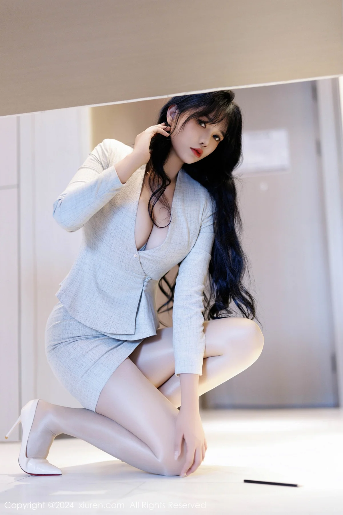娜比性感浅色OL服饰配闪亮无内肉丝秀凹凸身材惹火绝美写真 第 62 张