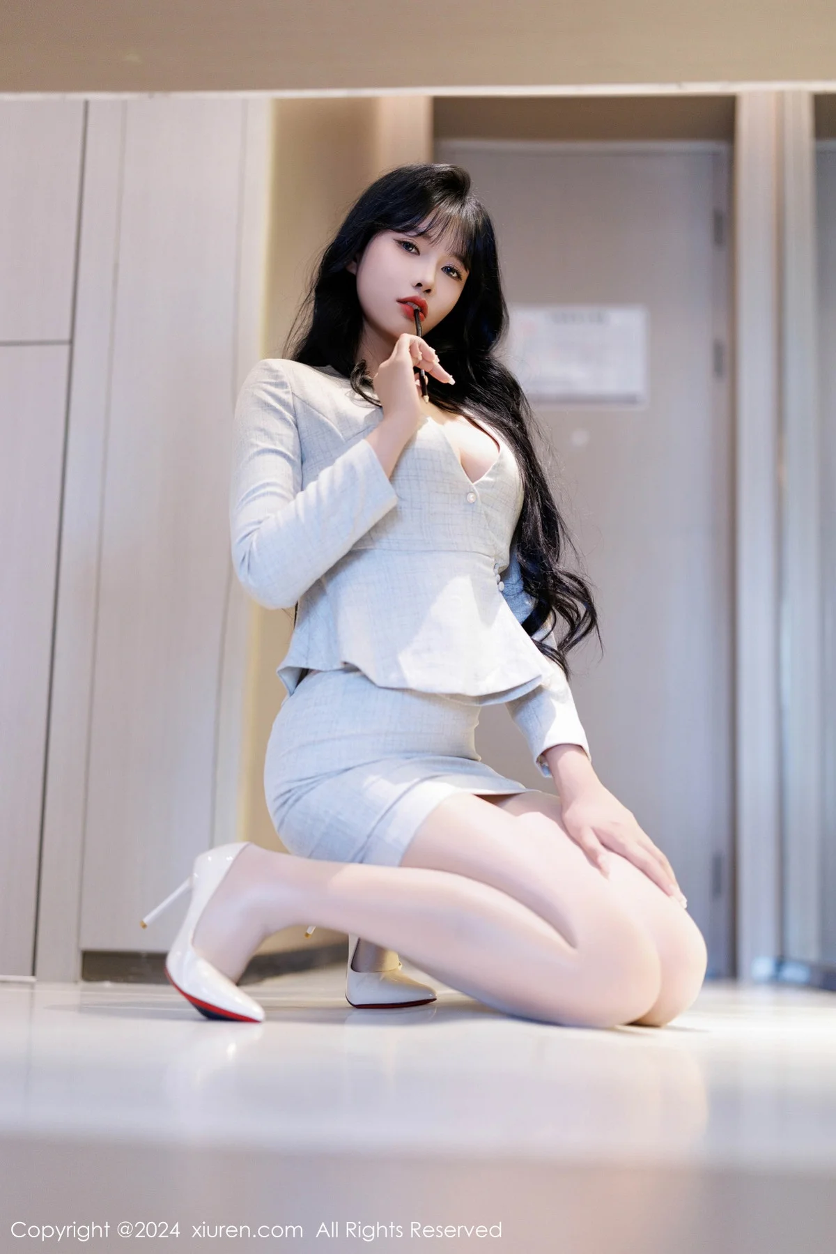 娜比性感浅色OL服饰配闪亮无内肉丝秀凹凸身材惹火绝美写真 第 69 张