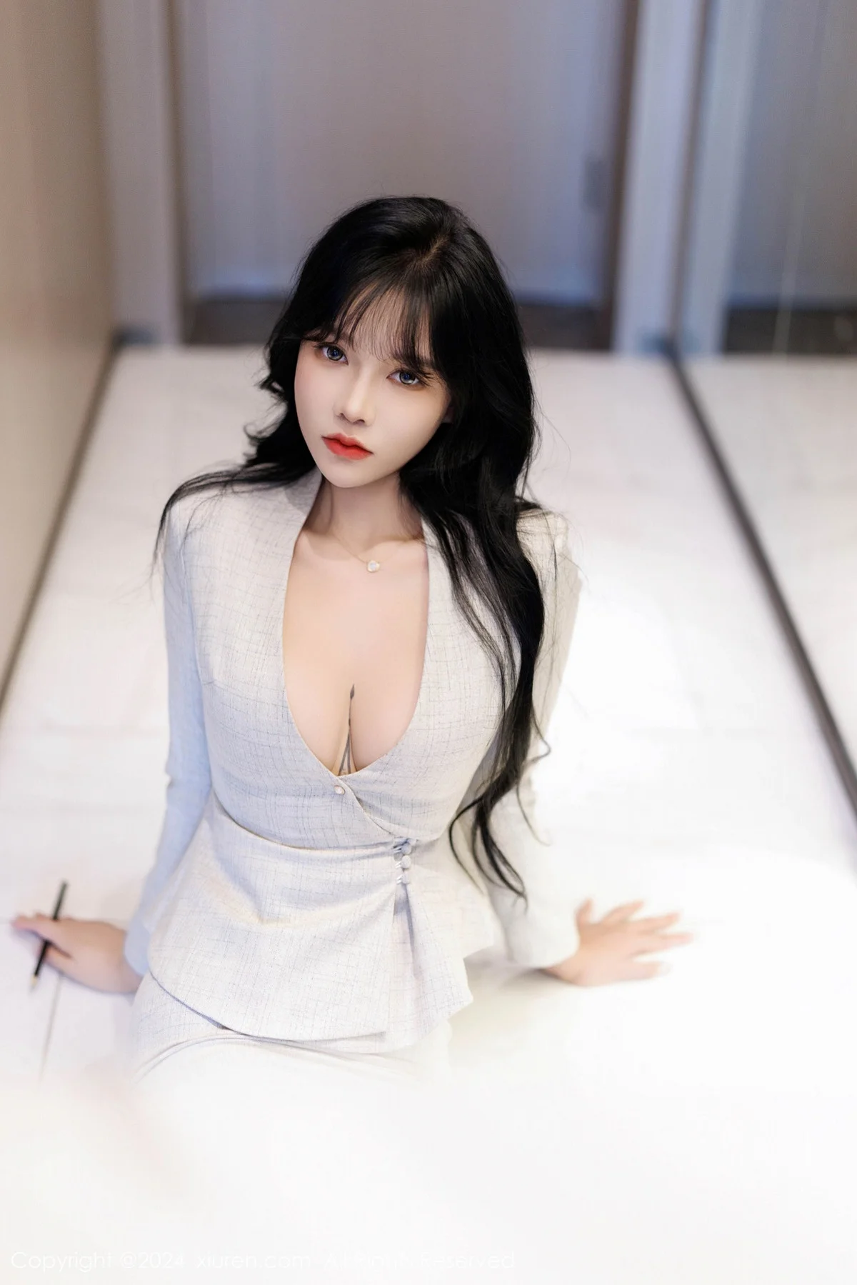 娜比性感浅色OL服饰配闪亮无内肉丝秀凹凸身材惹火绝美写真 第 71 张