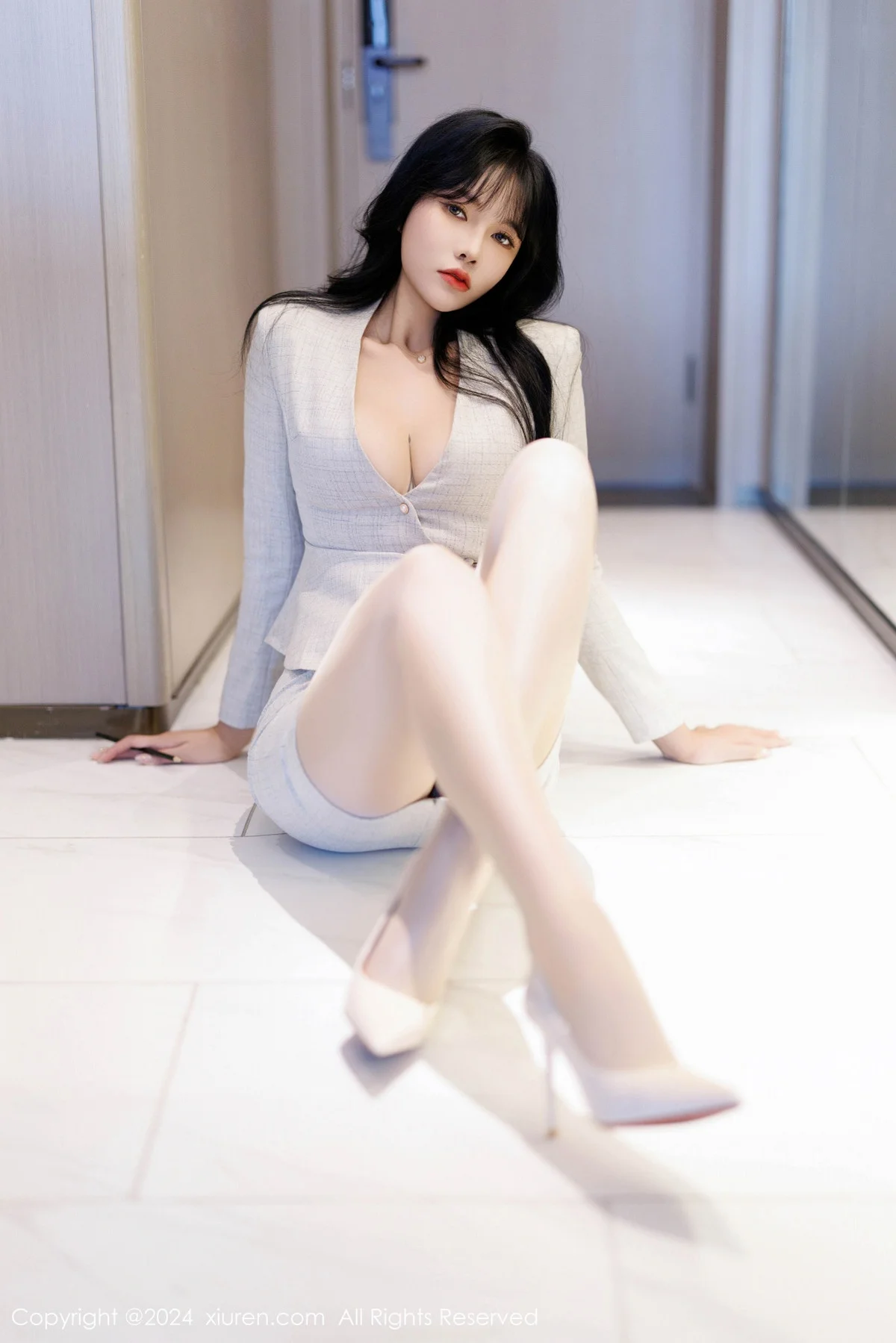 娜比性感浅色OL服饰配闪亮无内肉丝秀凹凸身材惹火绝美写真 第 74 张