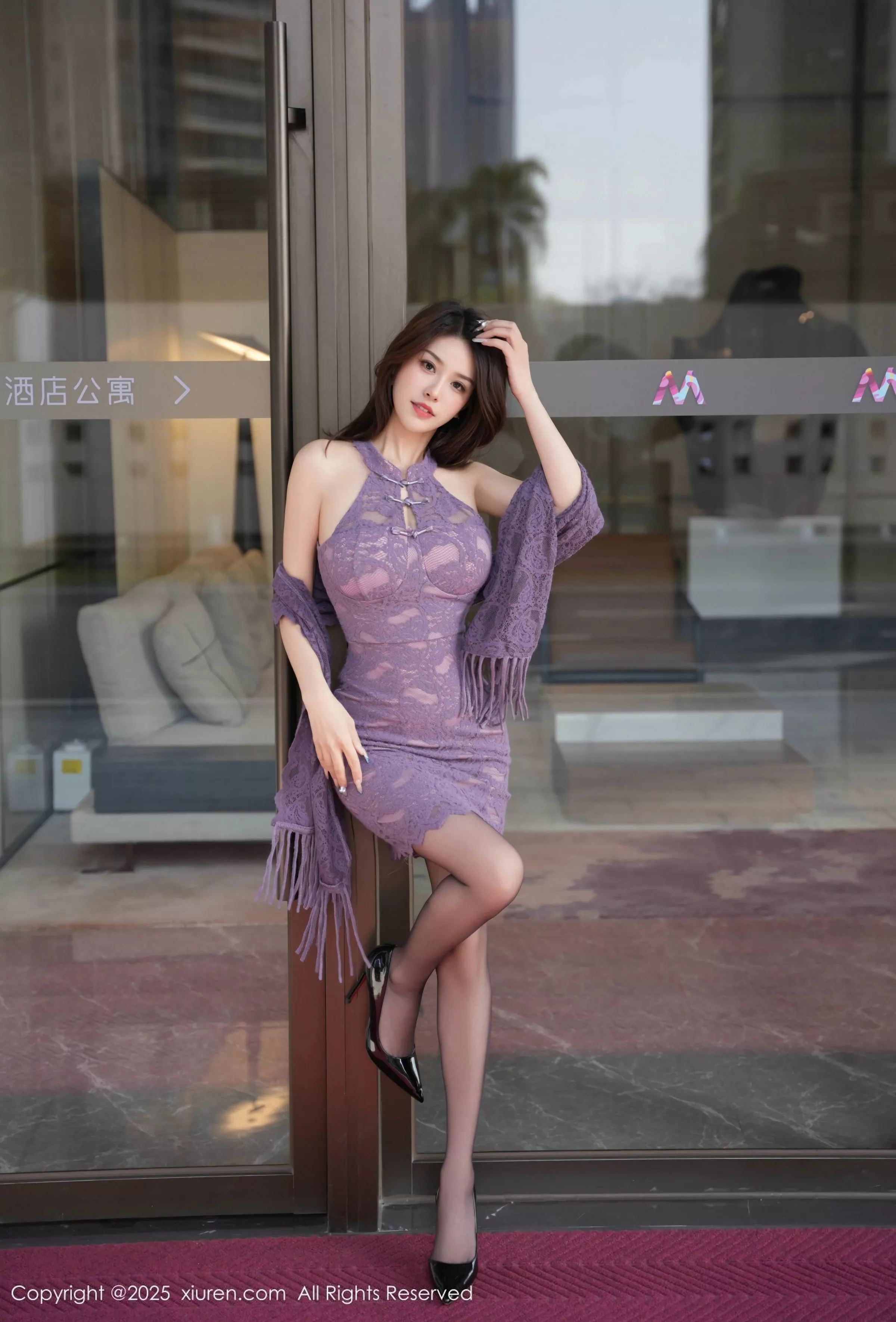 Well11性感紫色旗袍服饰配开档黑丝秀高挑曼妙身姿绝美写真 第 16 张