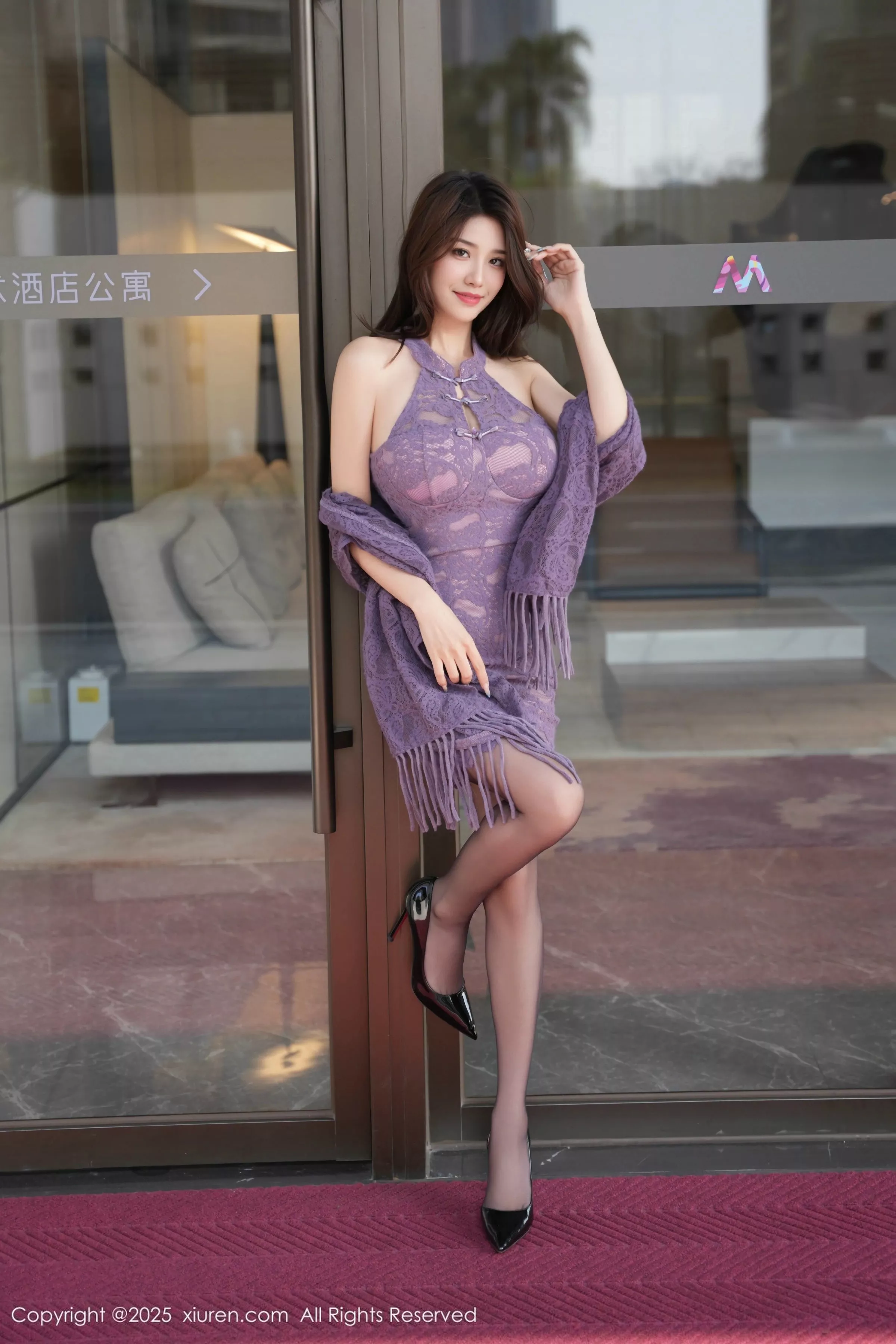 Well11性感紫色旗袍服饰配开档黑丝秀高挑曼妙身姿绝美写真 第 17 张