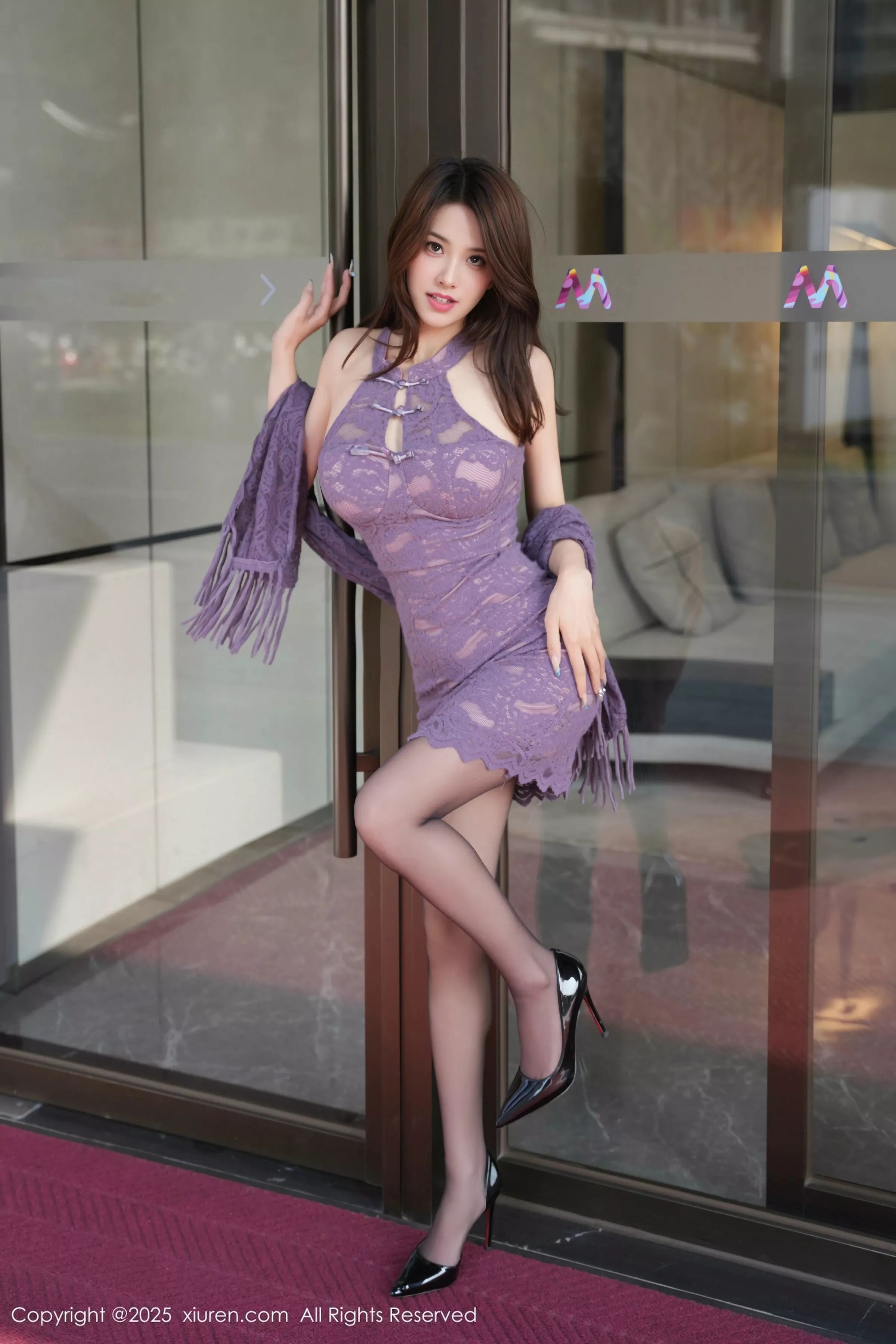 Well11性感紫色旗袍服饰配开档黑丝秀高挑曼妙身姿绝美写真 第 21 张