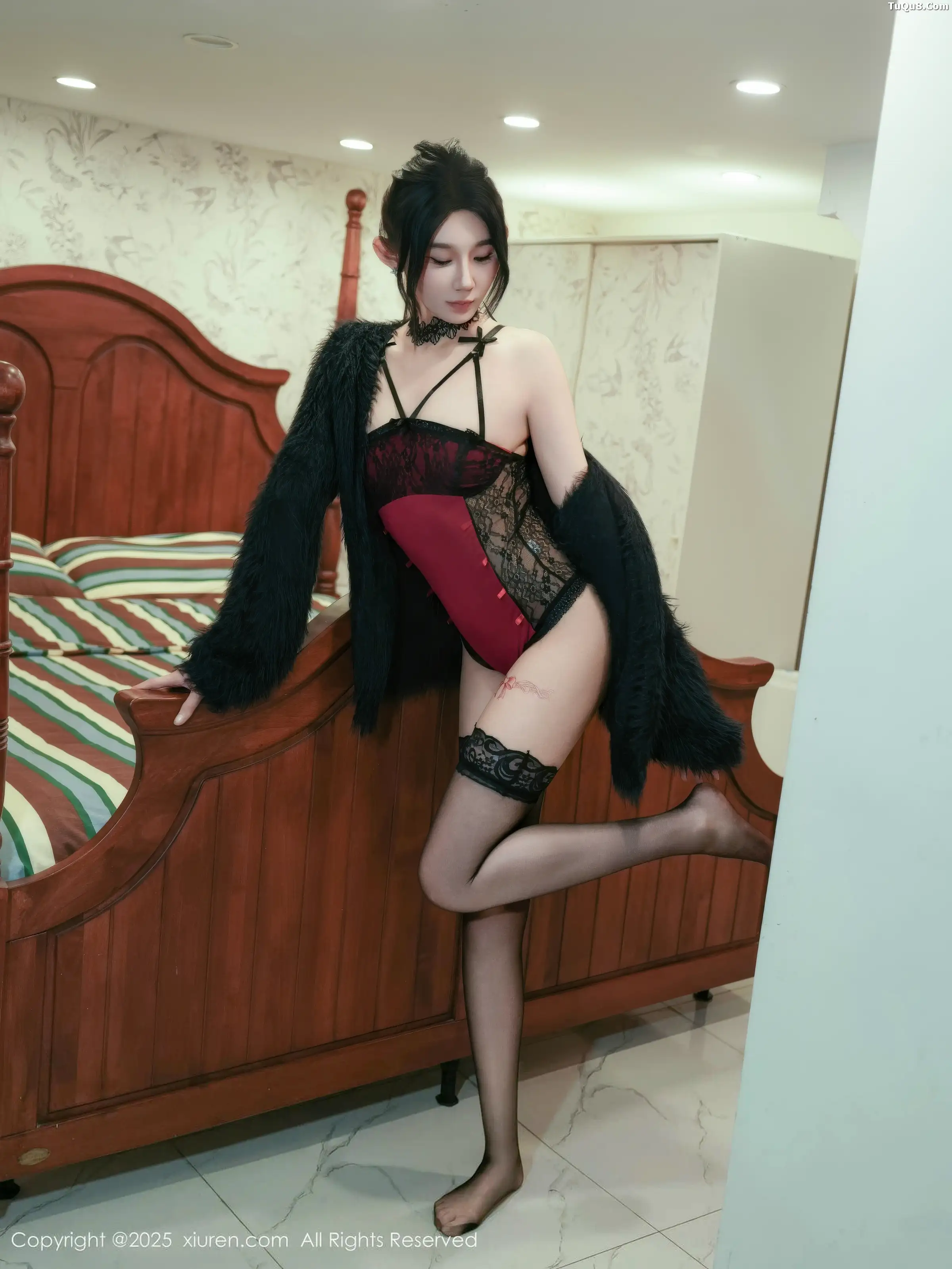 桃子姐姐性感红色吊带配黑色丝袜秀高挑曼妙身材绝美写真 第 12 张