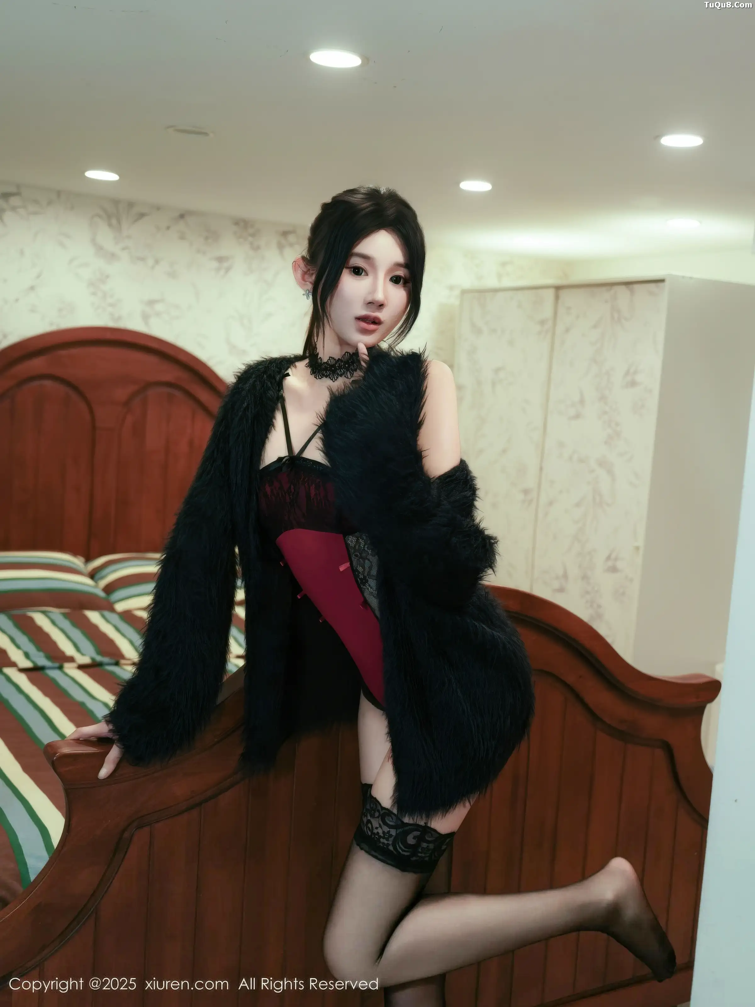 桃子姐姐性感红色吊带配黑色丝袜秀高挑曼妙身材绝美写真 第 13 张