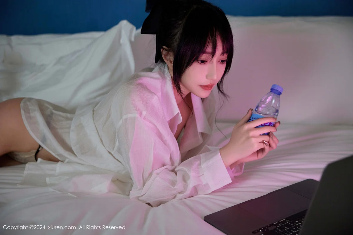 玥儿玥er浴室性感白色衬衫配白色丝袜秀曼妙身姿绝美写真 第 1 张
