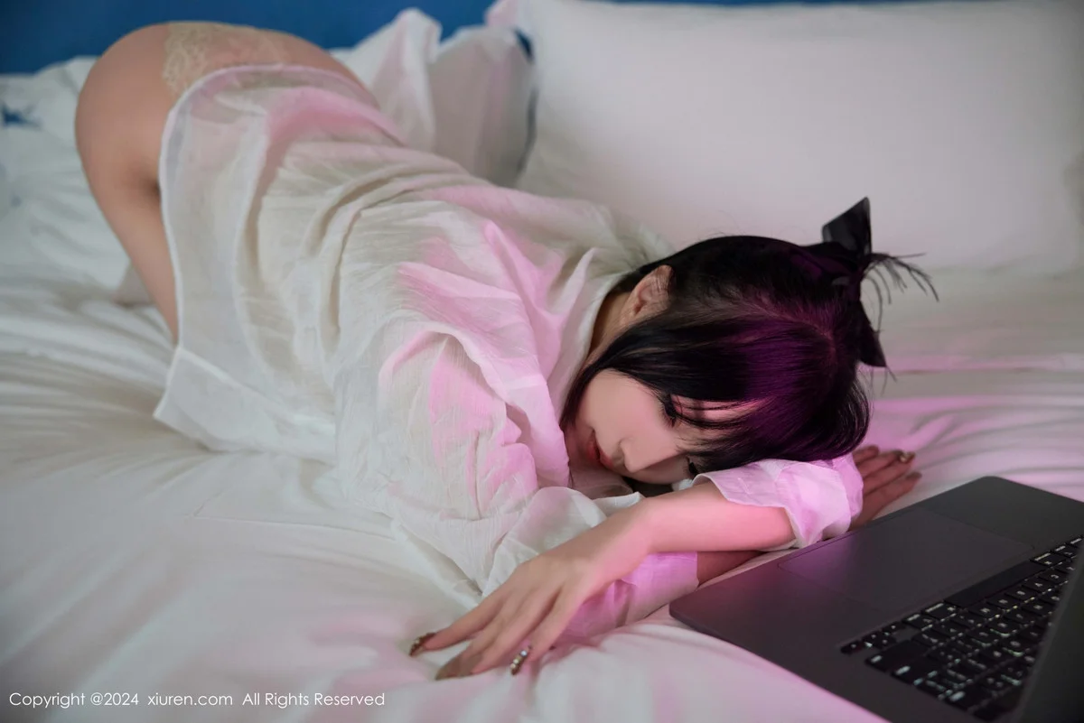 玥儿玥er浴室性感白色衬衫配白色丝袜秀曼妙身姿绝美写真 第 14 张