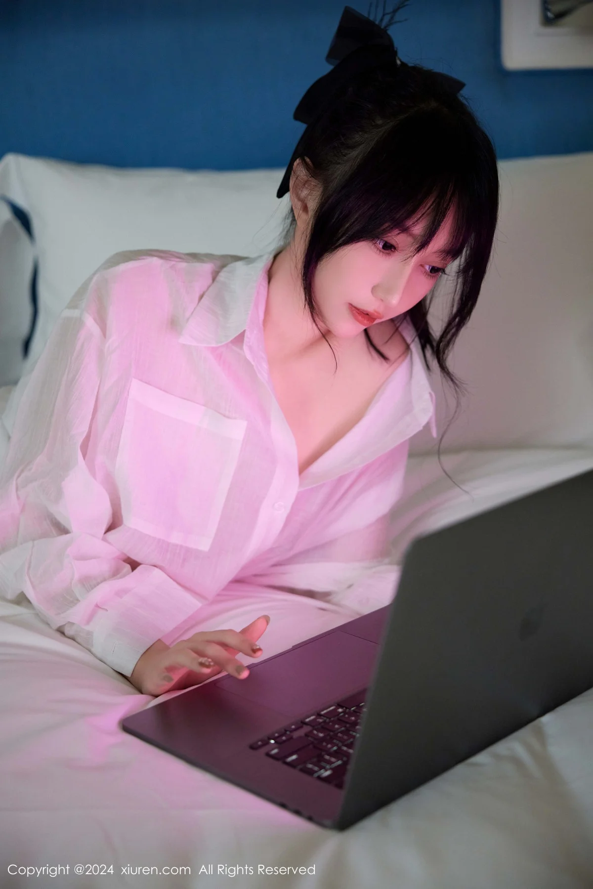 玥儿玥er浴室性感白色衬衫配白色丝袜秀曼妙身姿绝美写真 第 2 张