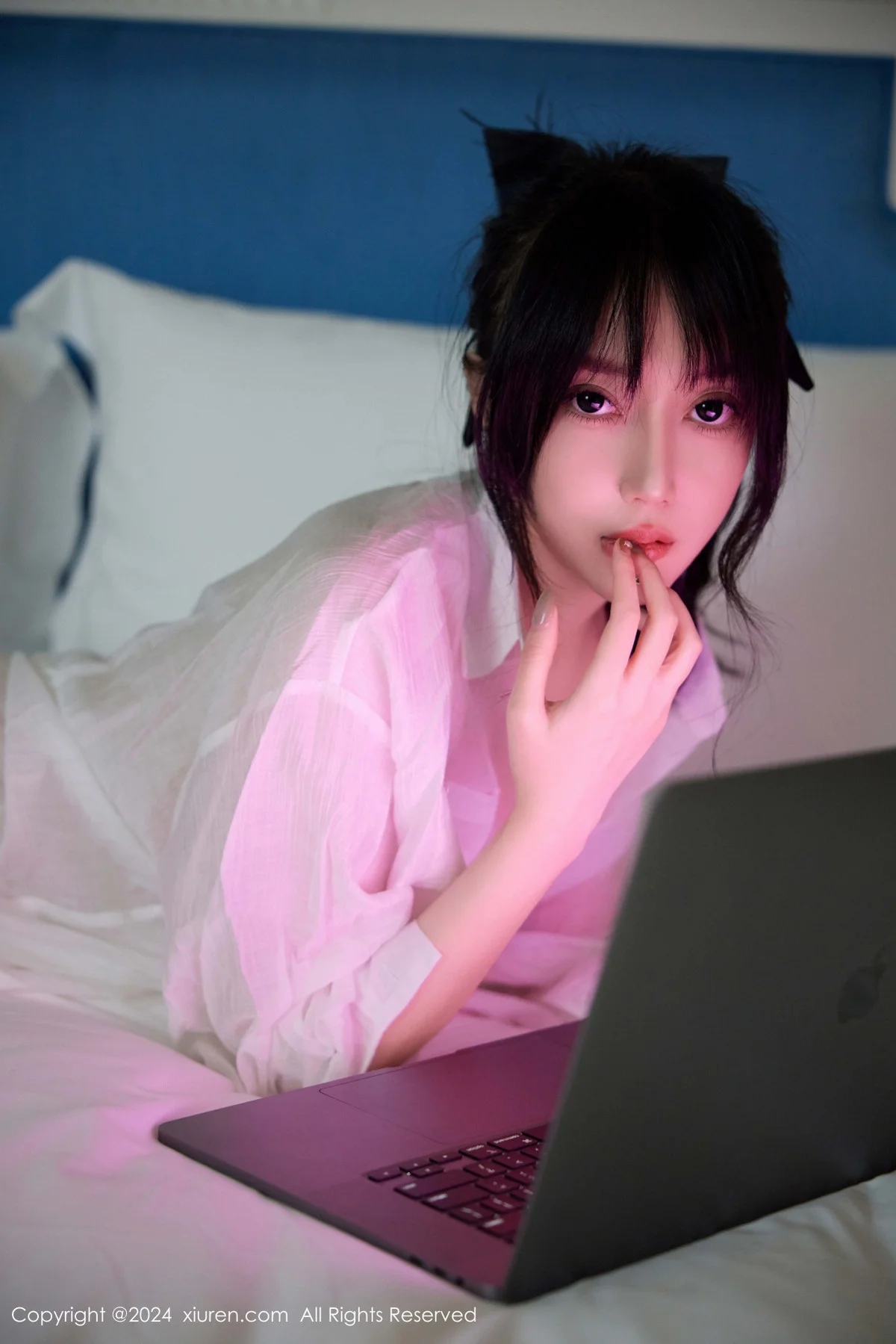 玥儿玥er浴室性感白色衬衫配白色丝袜秀曼妙身姿绝美写真 第 3 张
