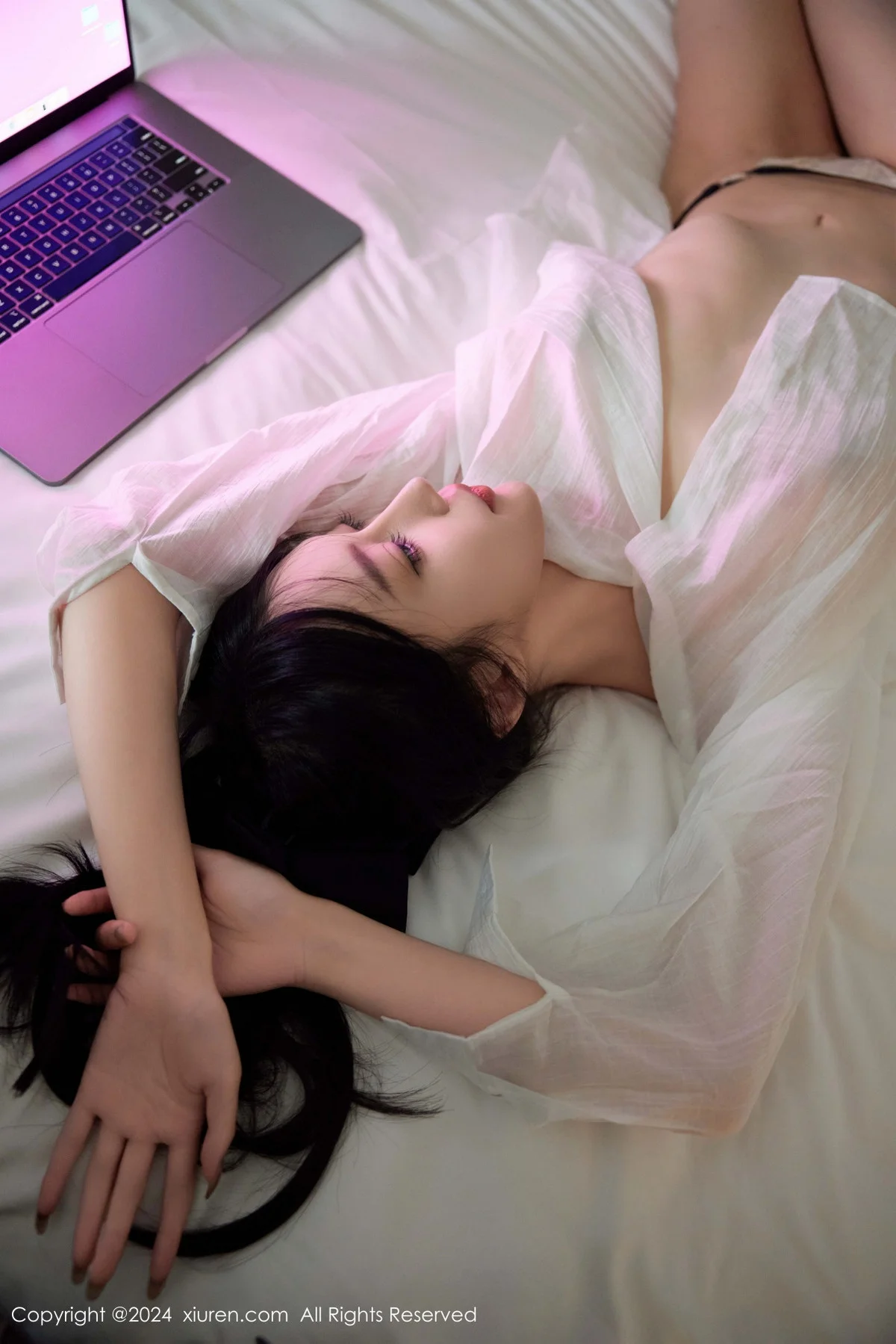 玥儿玥er浴室性感白色衬衫配白色丝袜秀曼妙身姿绝美写真 第 33 张