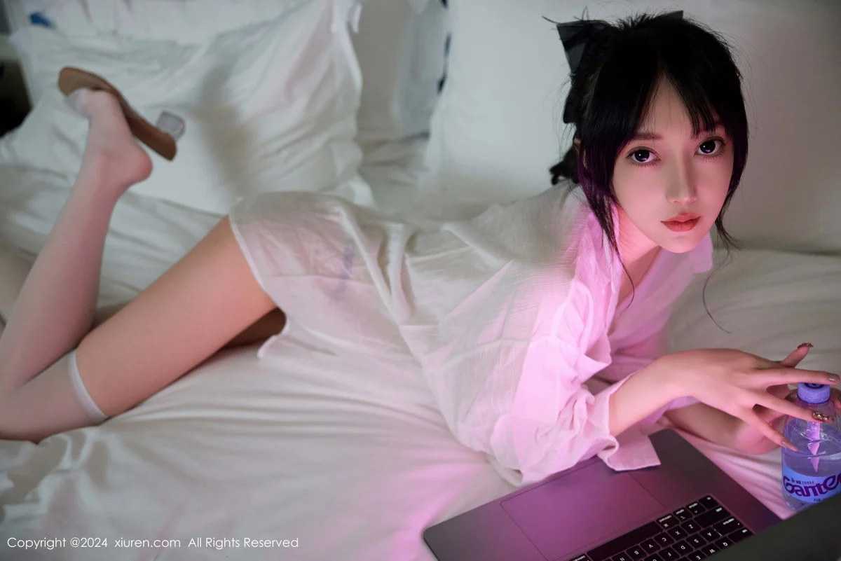 玥儿玥er浴室性感白色衬衫配白色丝袜秀曼妙身姿绝美写真 第 7 张