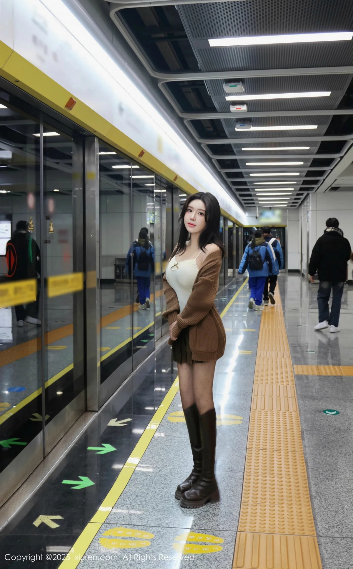 小薯条nienie深色短裙配白色吊带露超薄黑丝秀美腿绝美写真 第 10 张