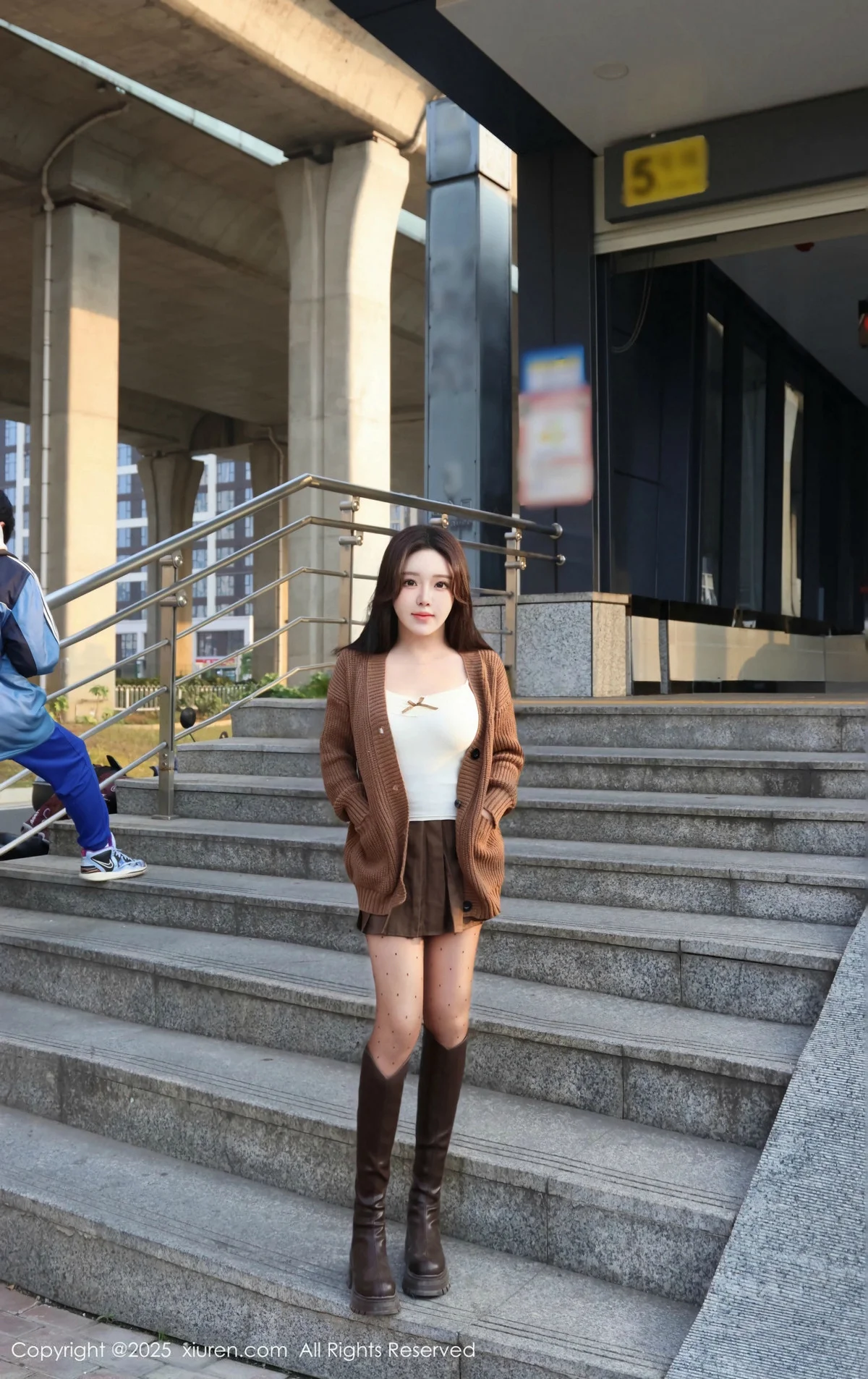 小薯条nienie深色短裙配白色吊带露超薄黑丝秀美腿绝美写真 第 15 张