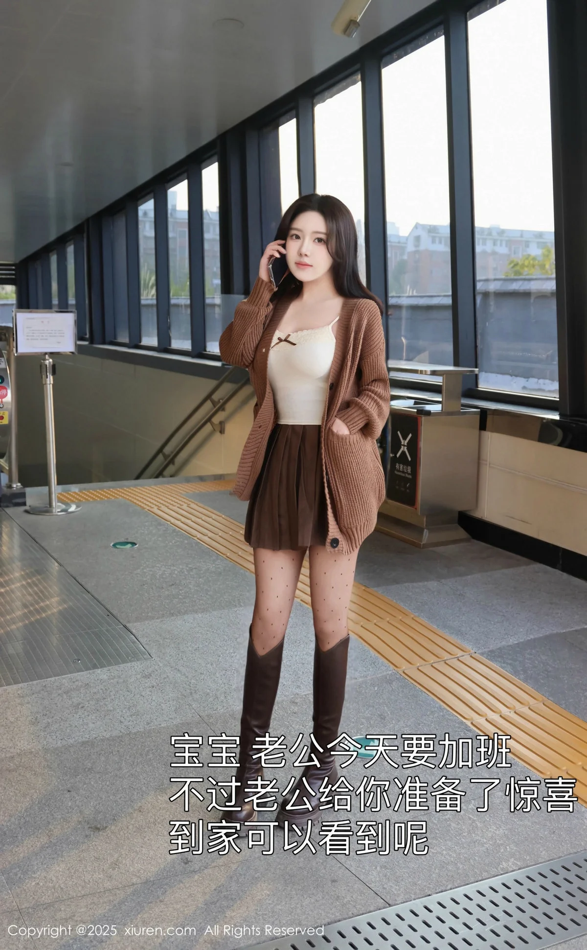 小薯条nienie深色短裙配白色吊带露超薄黑丝秀美腿绝美写真 第 17 张